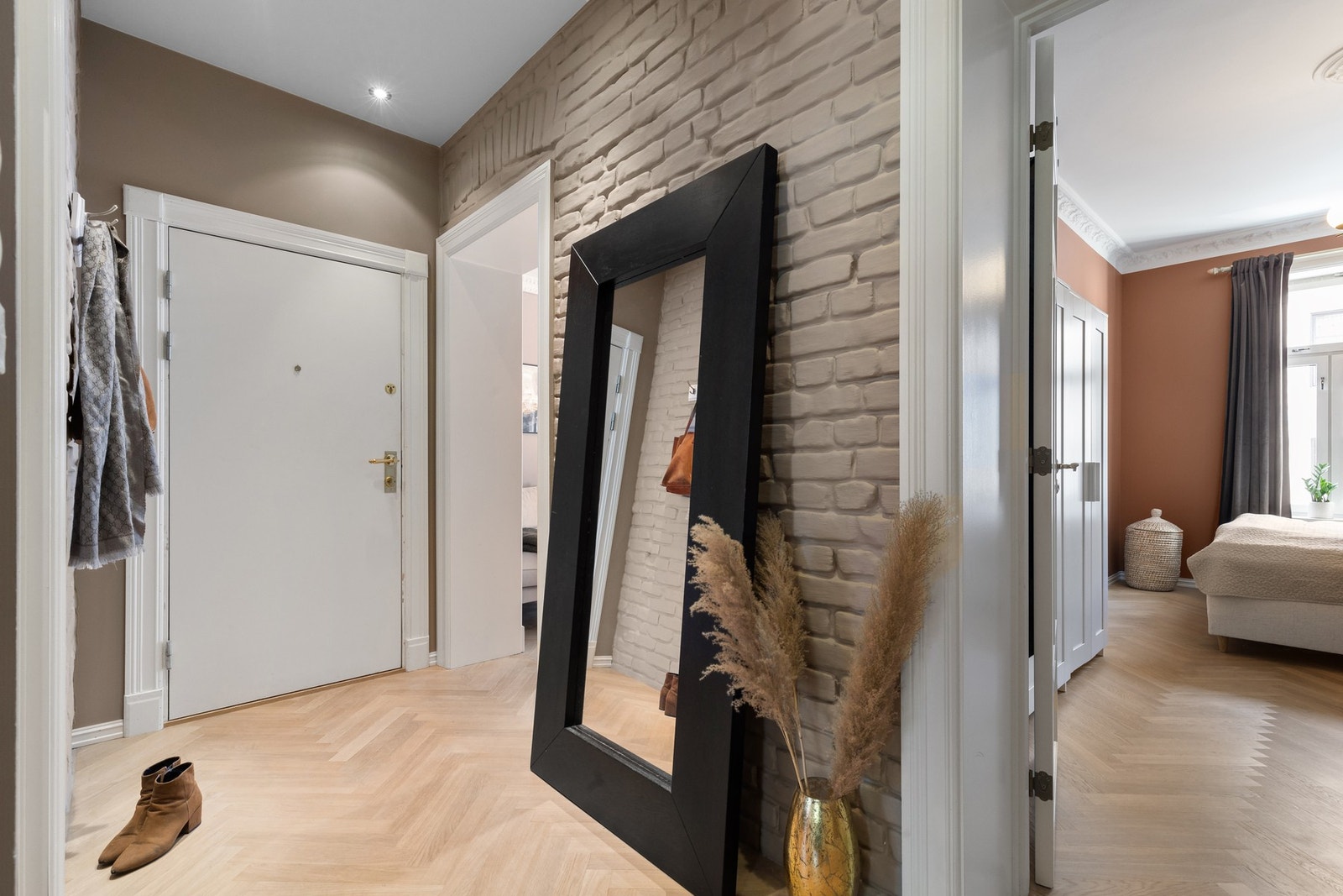 Velkommen inn! Bred gang/entré med plass til oppheng av yttertøy og plassering av sko. Varmekabler i gulv. Galleribilde