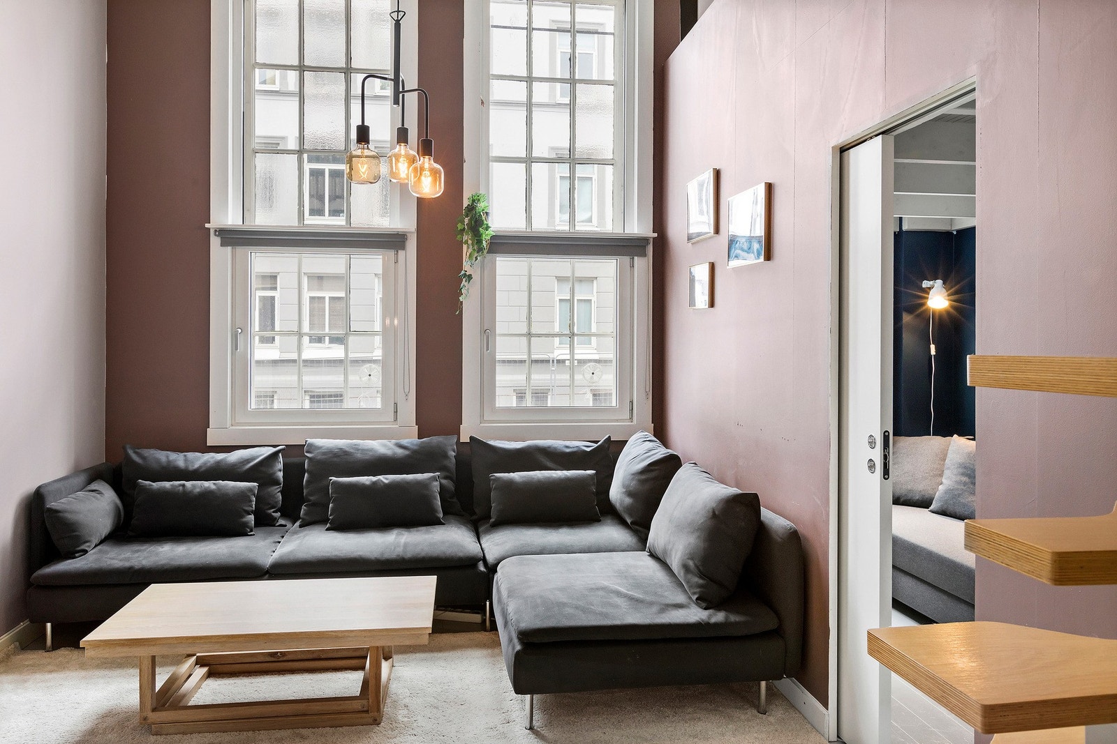 Leiligheten har særpreg og fremstår med et moderne uttrykk Galleribilde