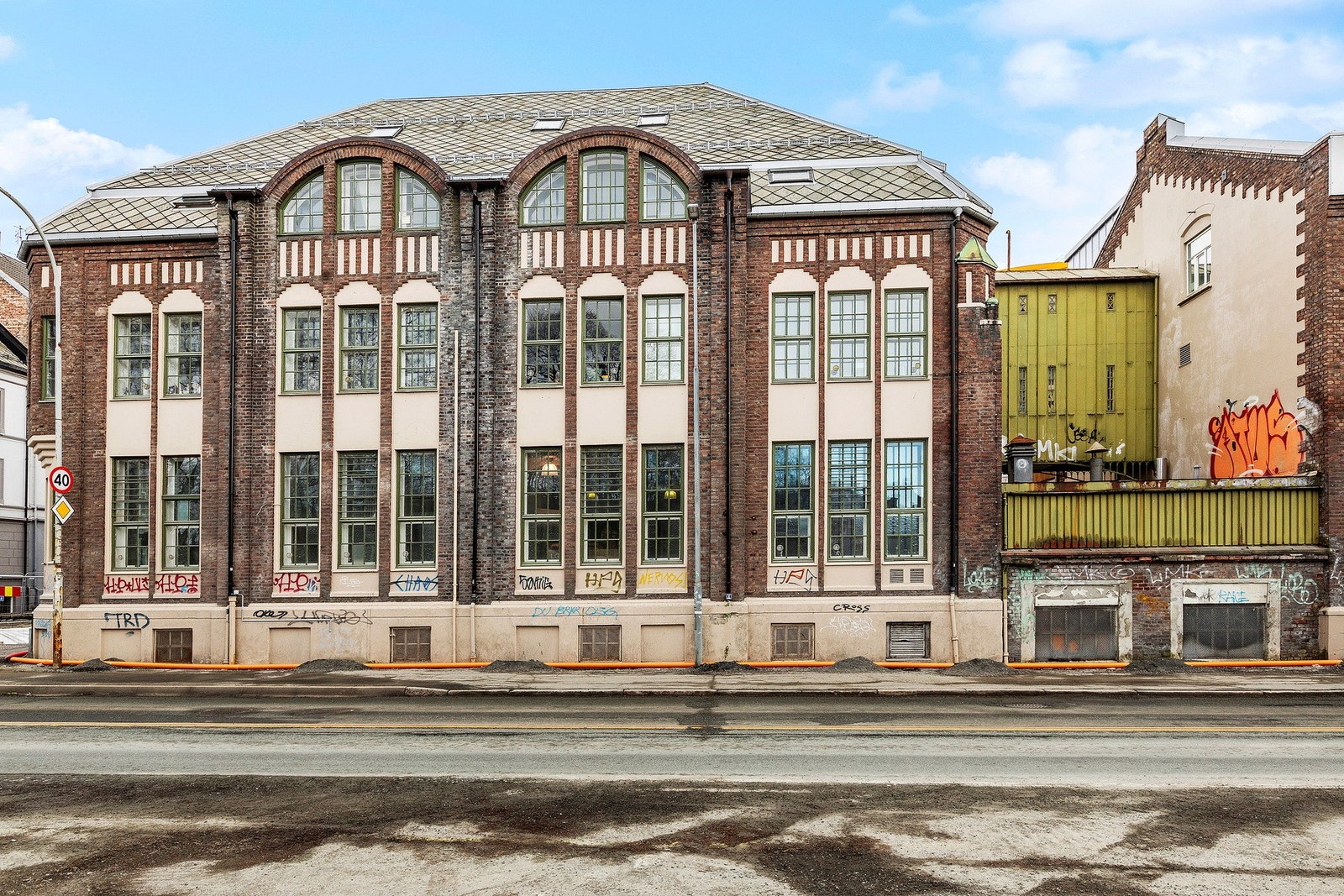 Huset er bygd i ca. 1900 som hermetikkfabrikken Trondhjems Preservering Company og er tegnet av Johan Osnes, en kjent jugentarkitekt. Dette er en urban byleilighet med en flott beliggenhet like ved Solsiden. Galleribilde