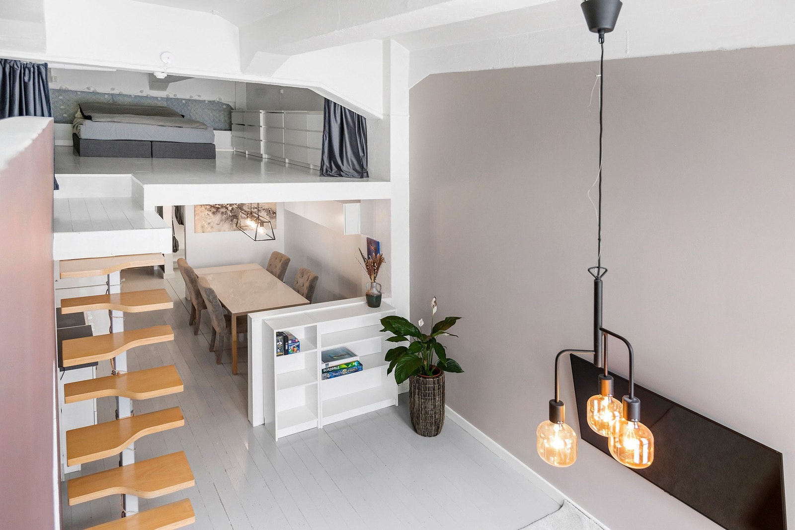 Fra stuen har du trapp til praktisk hems med gulvareal på ca. 32kvm Galleribilde