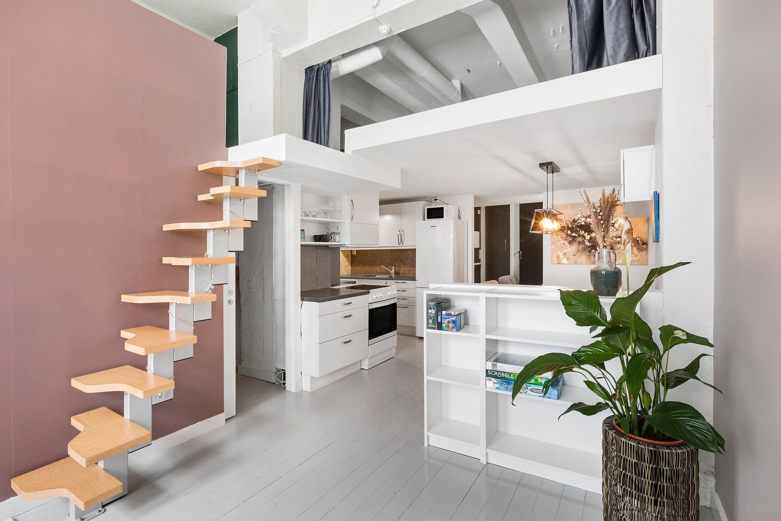 Leiligheten har en lun og koselig stemning. De fleste rom er nymalt i 2022 Galleribilde