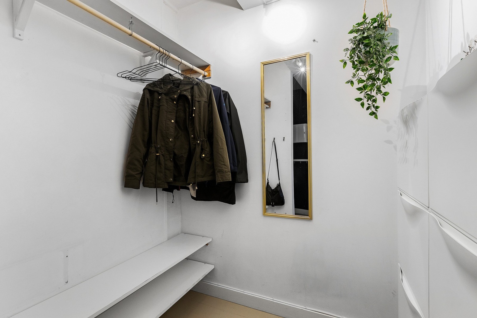 Inngangsparti med god plass til yttertøy og sko Galleribilde