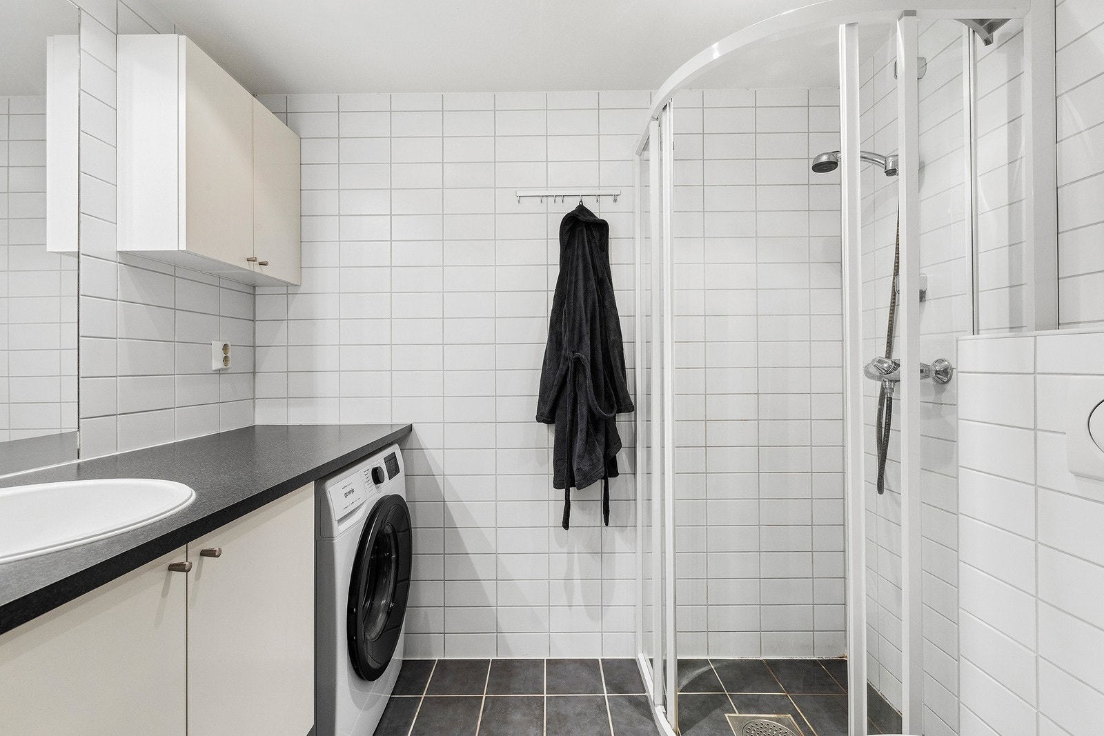 Flislagt bad på 3,8kvm med opplegg for vaskemaskin Galleribilde