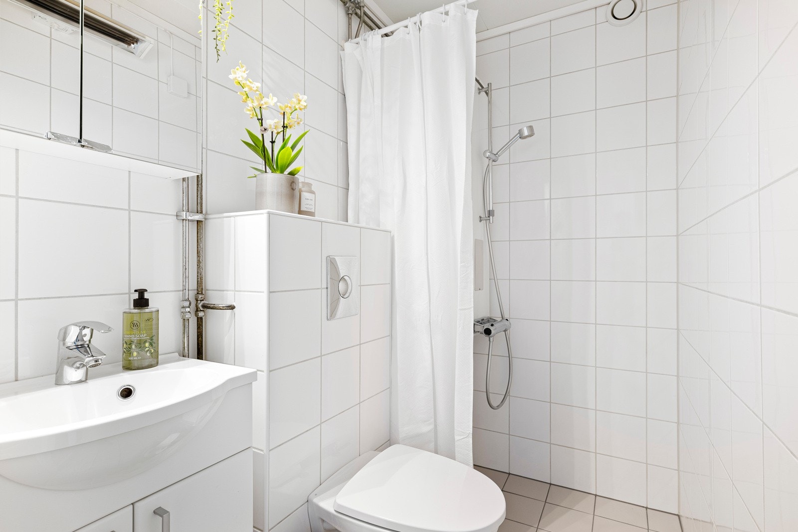 Baderommet er fliselagt på gulv og vegger. Galleribilde