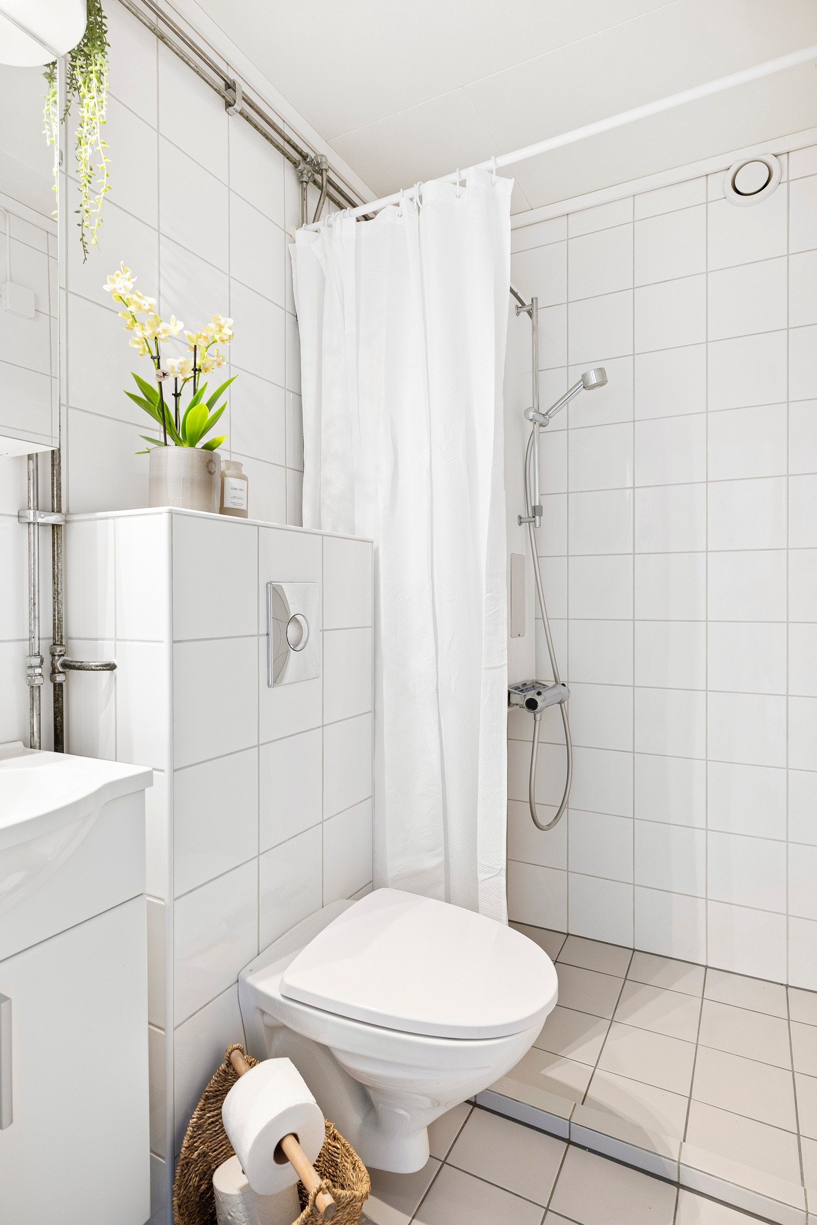 Baderomsinnredningen er velholdt og i hvit utførelse med seksjon som har heldekkende servant. Galleribilde