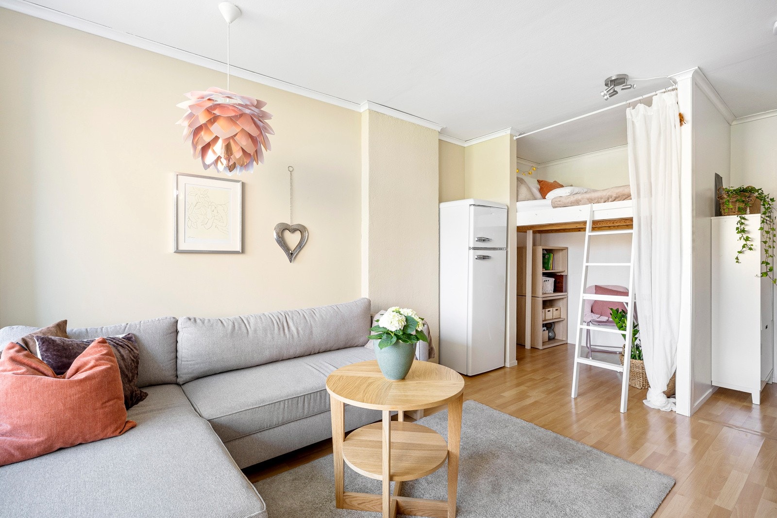 I stue har man en praktisk sovealkove. Galleribilde