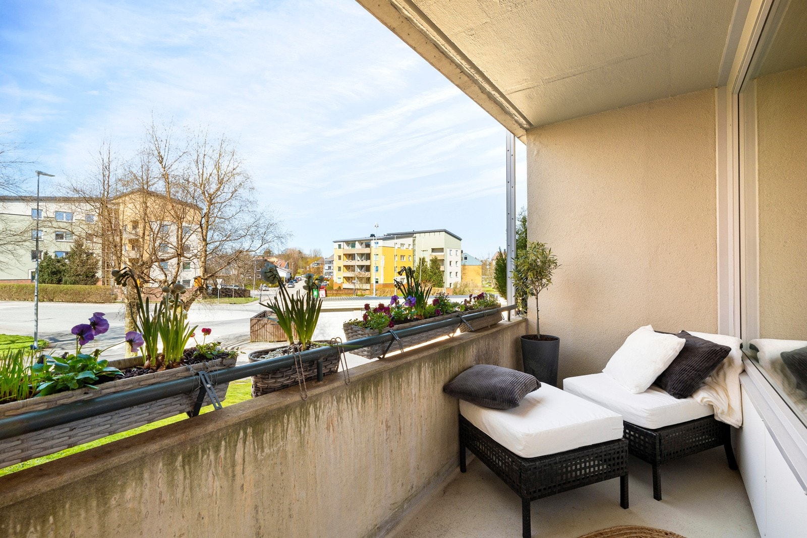 Terrassen er overbygd som gir muligheter for å bruk, selv om det skulle dryppe litt. Galleribilde