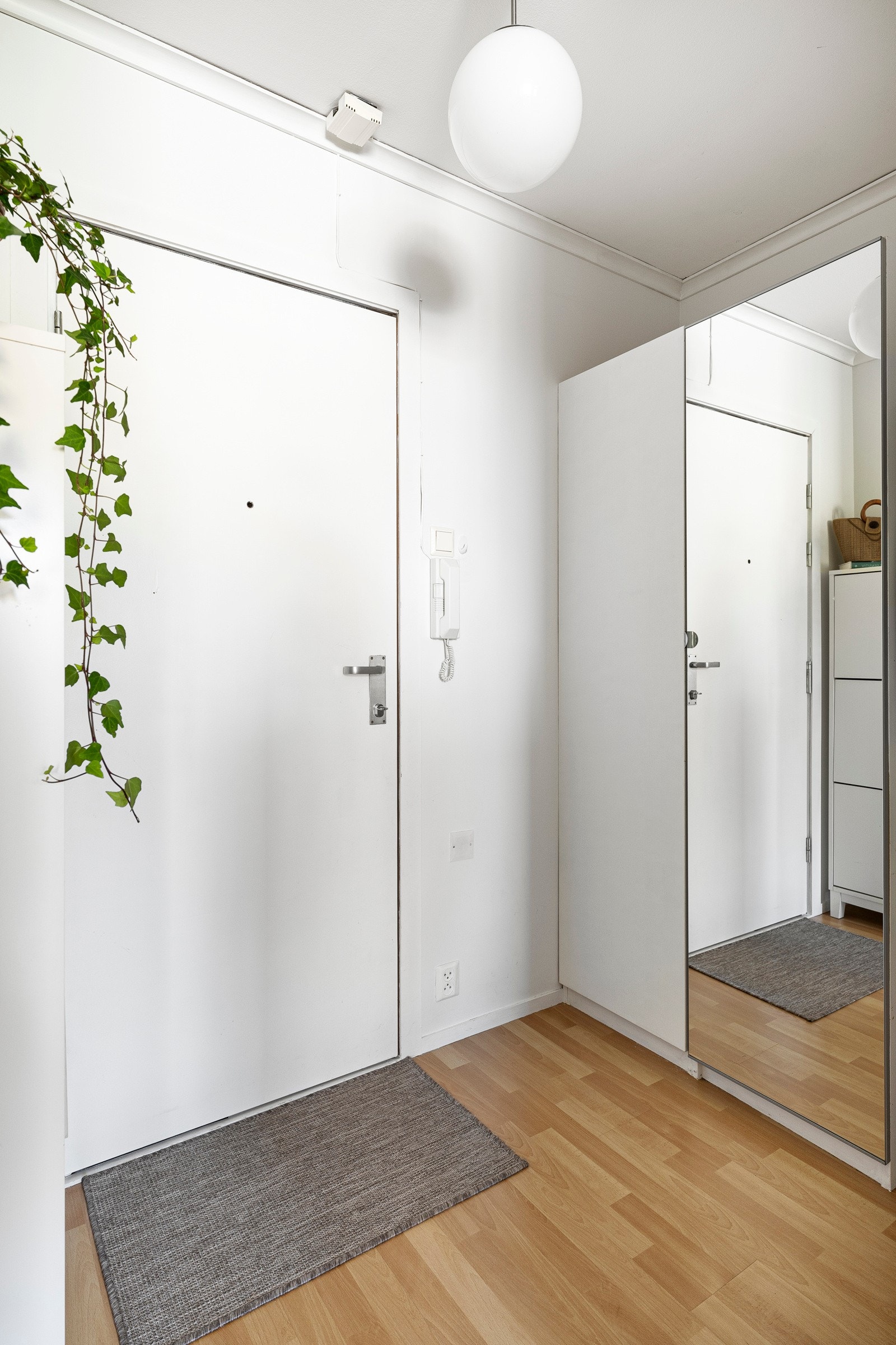 Leilighetens entré har god plass til å henge fra seg klær og sette fra seg sko i garderobeskap. Galleribilde