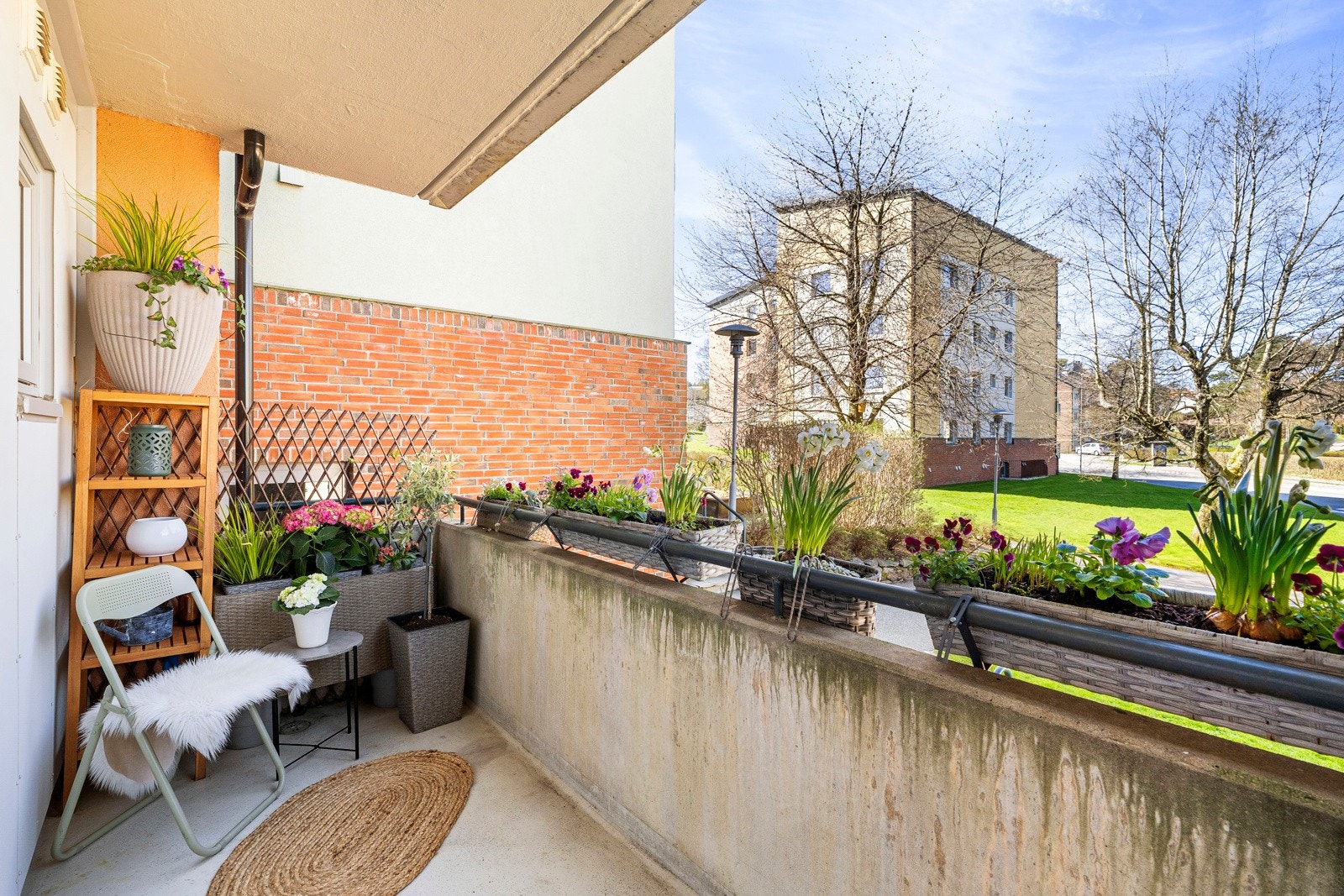 Fra stue har man utgang til terrasse. Galleribilde