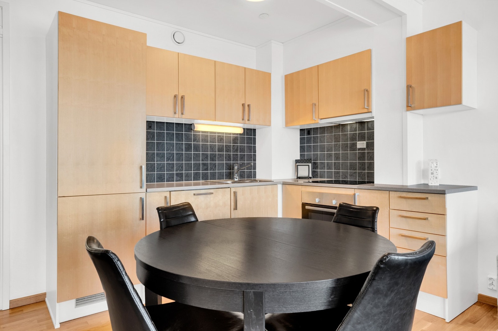 Leiligheten sto ferdig i 2013 og holder en gjennomgående pen standard. Galleribilde