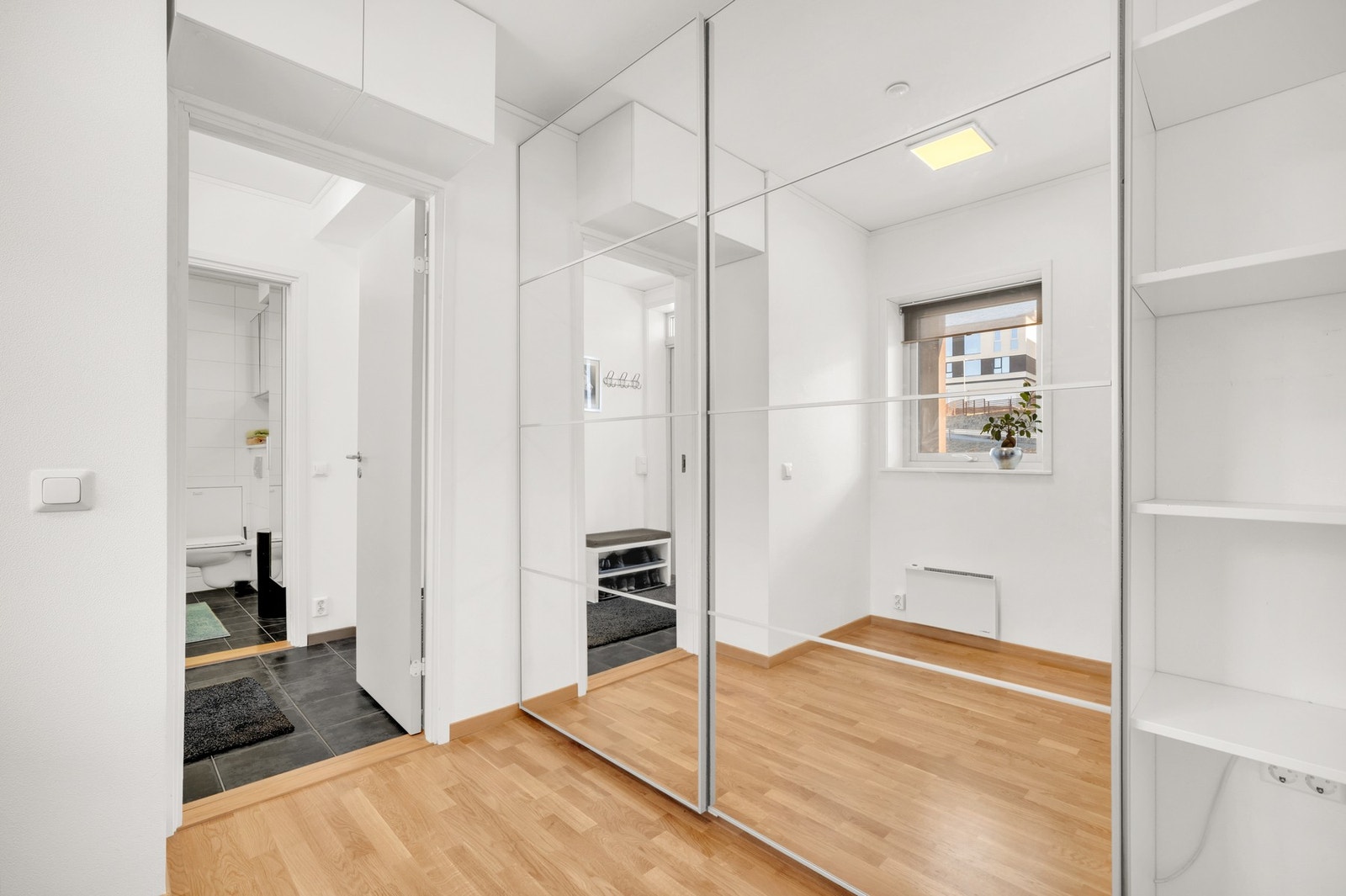 Rikelig med lagringsplass i stor skyvedørsgarderobe. Galleribilde