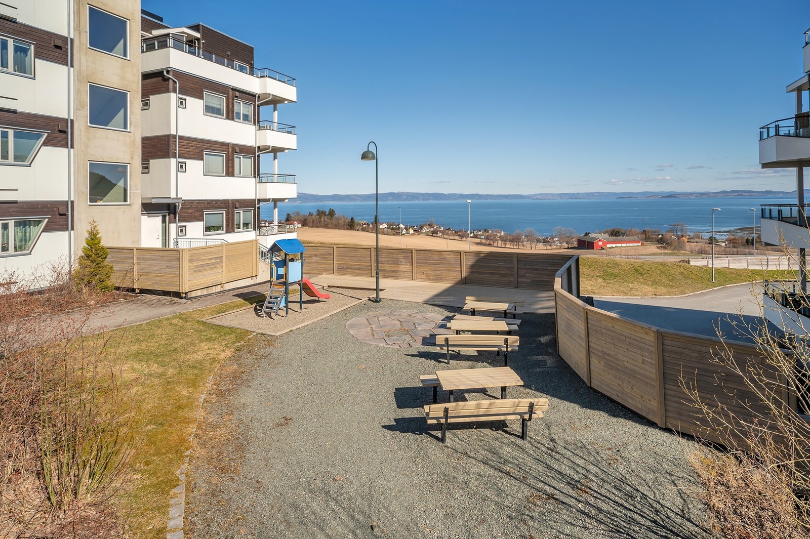 Flere uteplasser i sameiet. Galleribilde