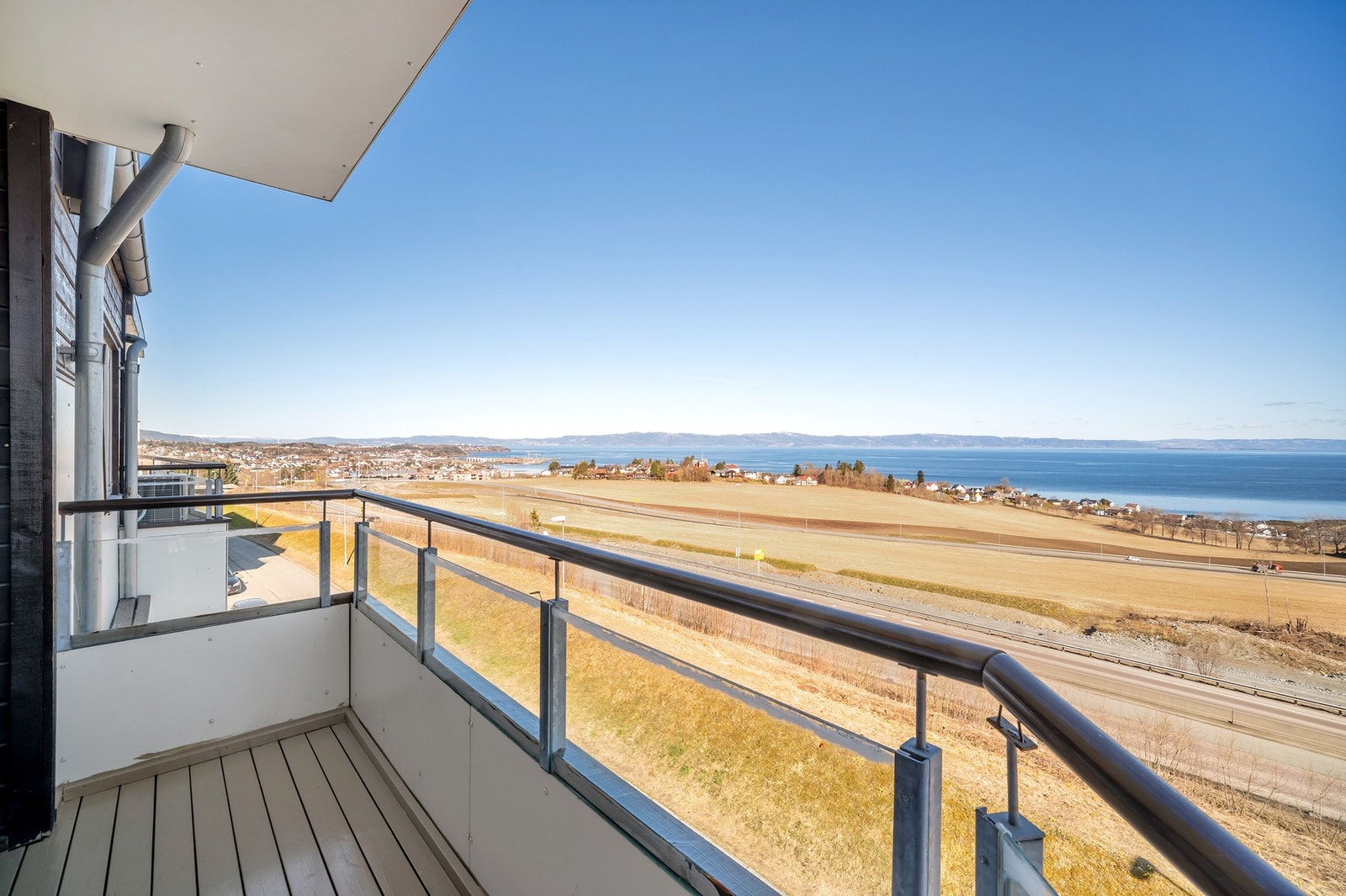 Fra stuen er det utgang til veranda med god plass til utemøblement og grill o.l. Galleribilde