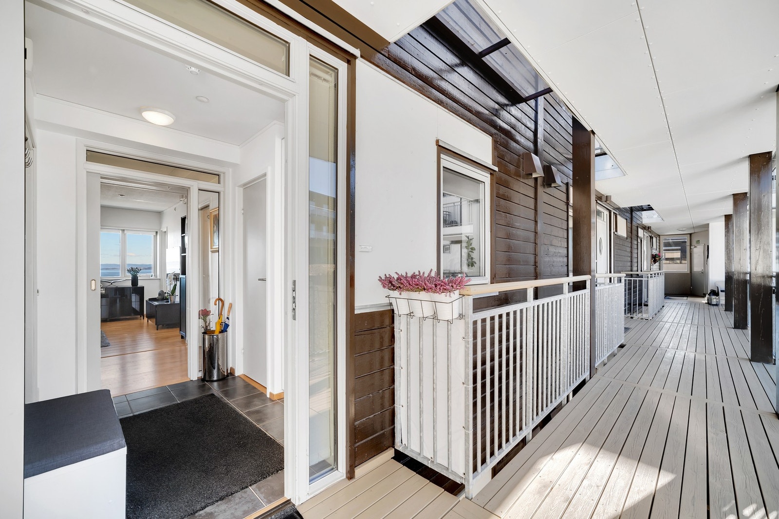 Flislagt entré med varmekabler i gulv. Felleskostnadene inkl. bl.a kabel-TV og internett. Galleribilde