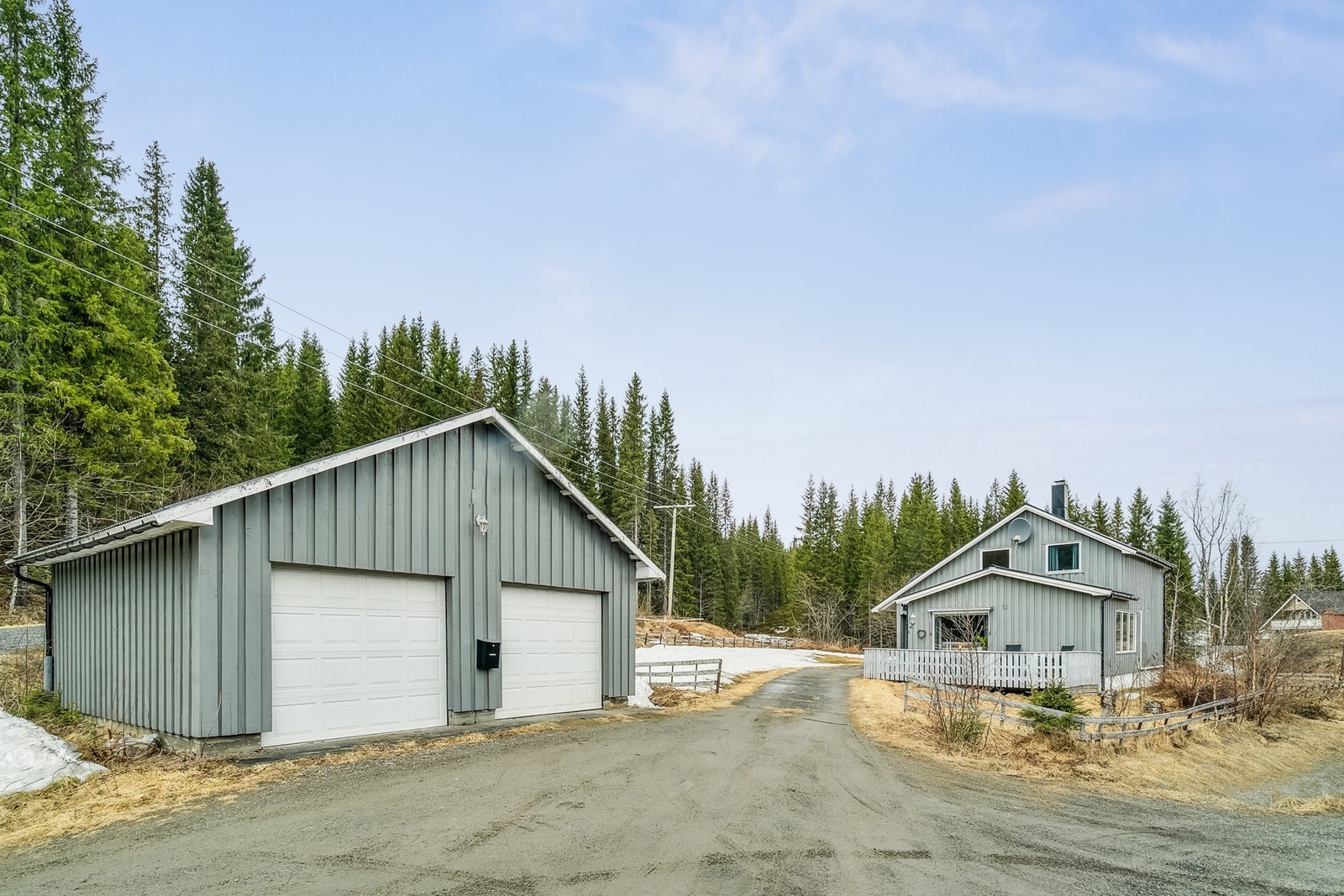 Dobbelgarasje ved veien Galleribilde