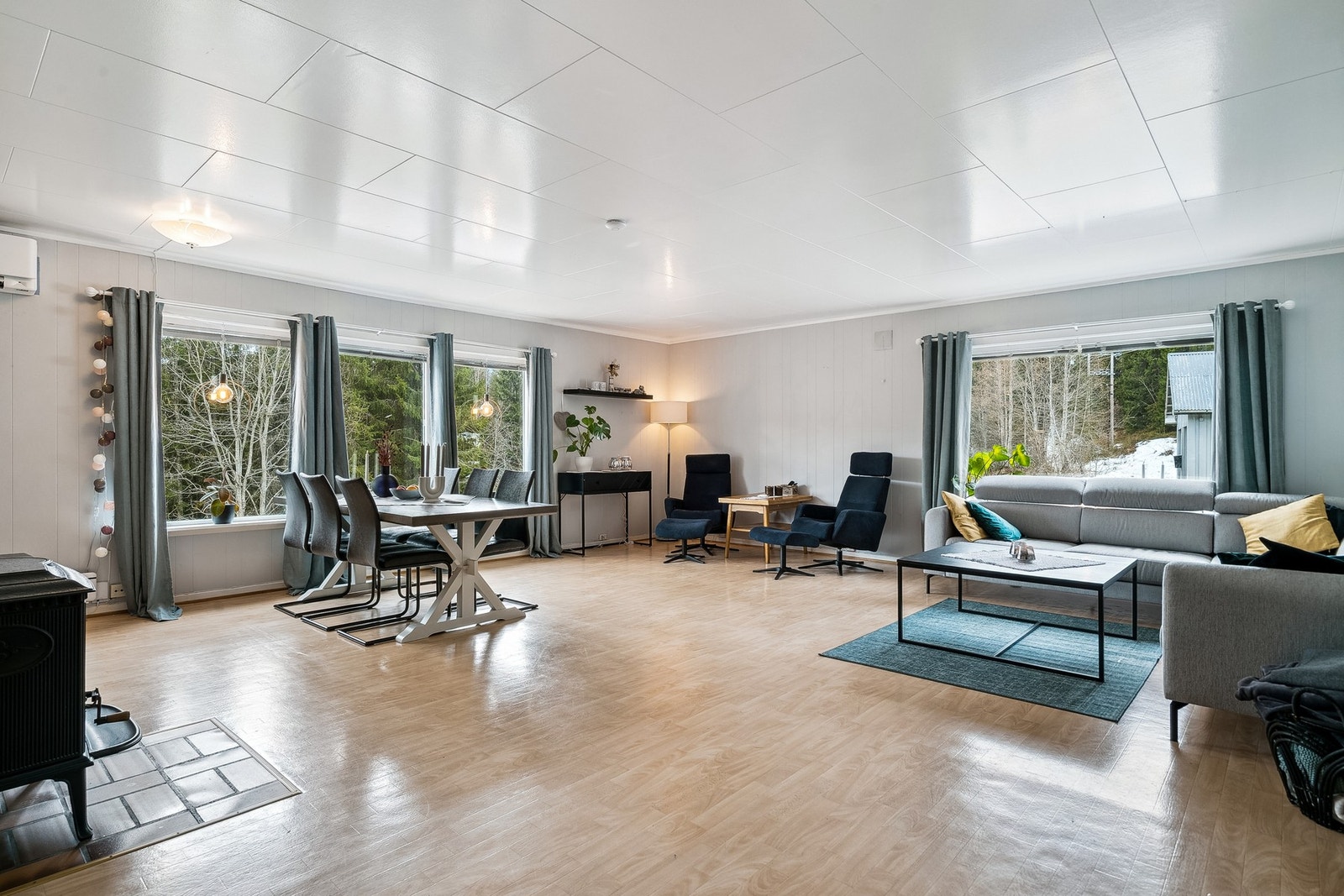 - Landlig beliggenhet
- Romslig tomt
- Vedovn og ny varmepumpe på stuen
- Sentralstøvsuger
- Stort uthus og dobbelgarasje Galleribilde