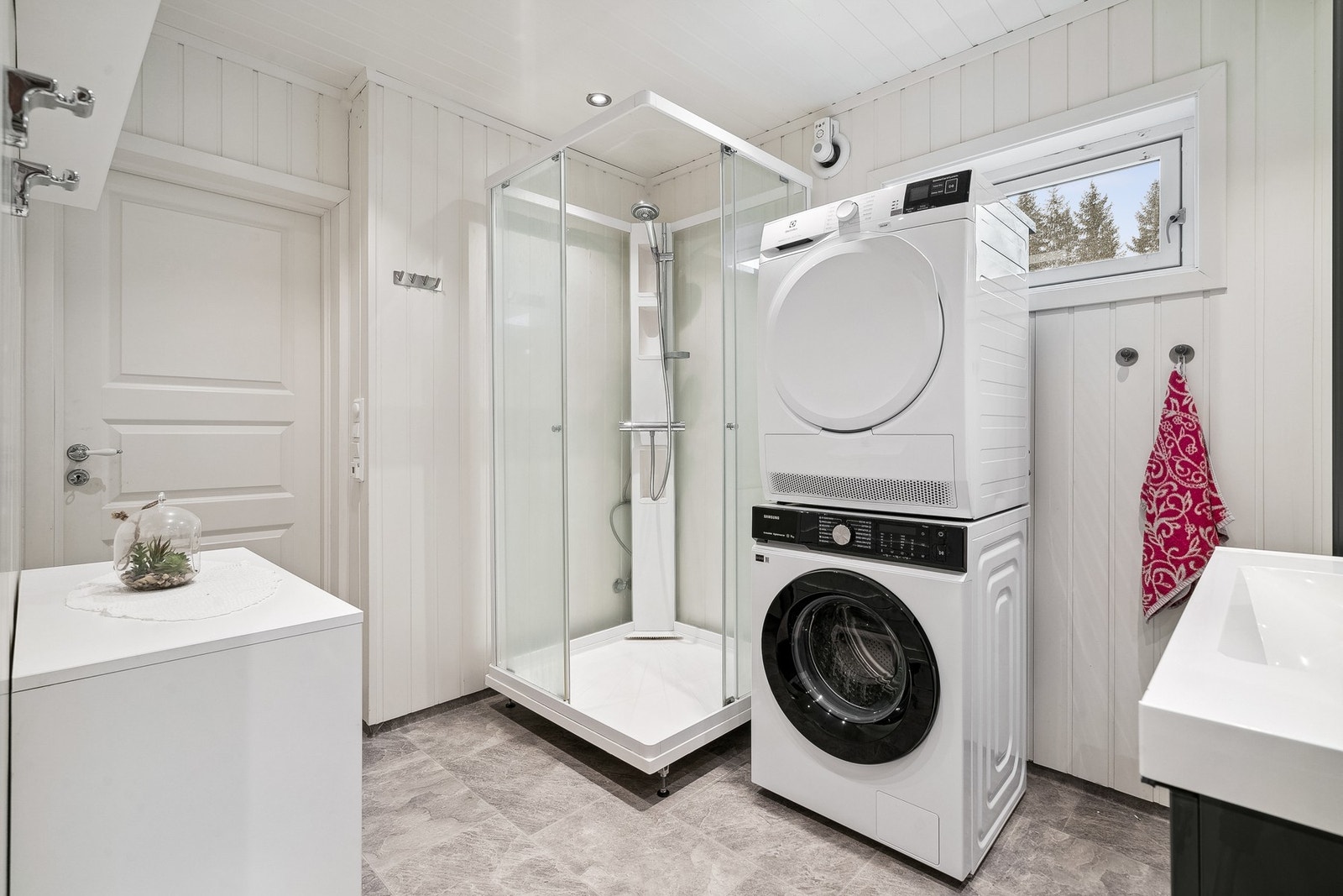 Dusjkabinett og uttak til vaskemaskin Galleribilde