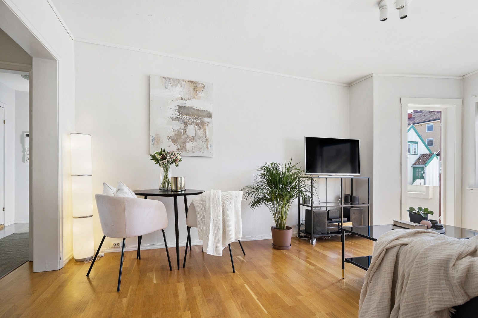 Fjernvarme er inkludert i felleskostnadene, og gir lun varme til leiligheten. Galleribilde