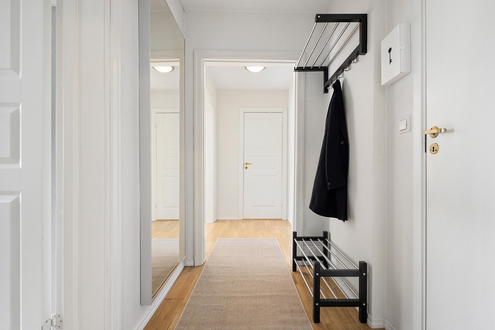 Entré og gang rommer til sammen 6,5 kvm og har dermed god plass for sko og ytterklær. Galleribilde