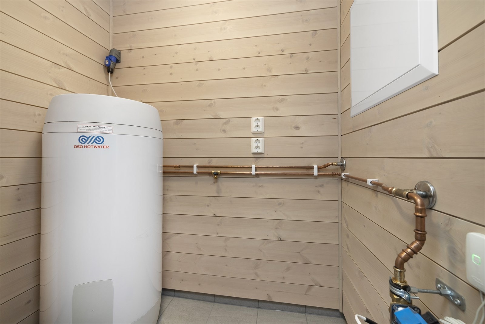 Teknisk rom/vaskerom med inngang fra bad. Galleribilde