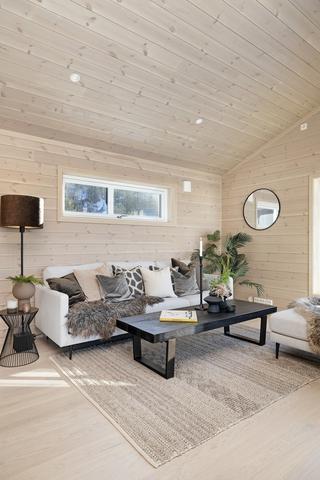 Hytta er oppført med gode materialvalg som eikeparkett og slettpanel på tak og vegger. Galleribilde