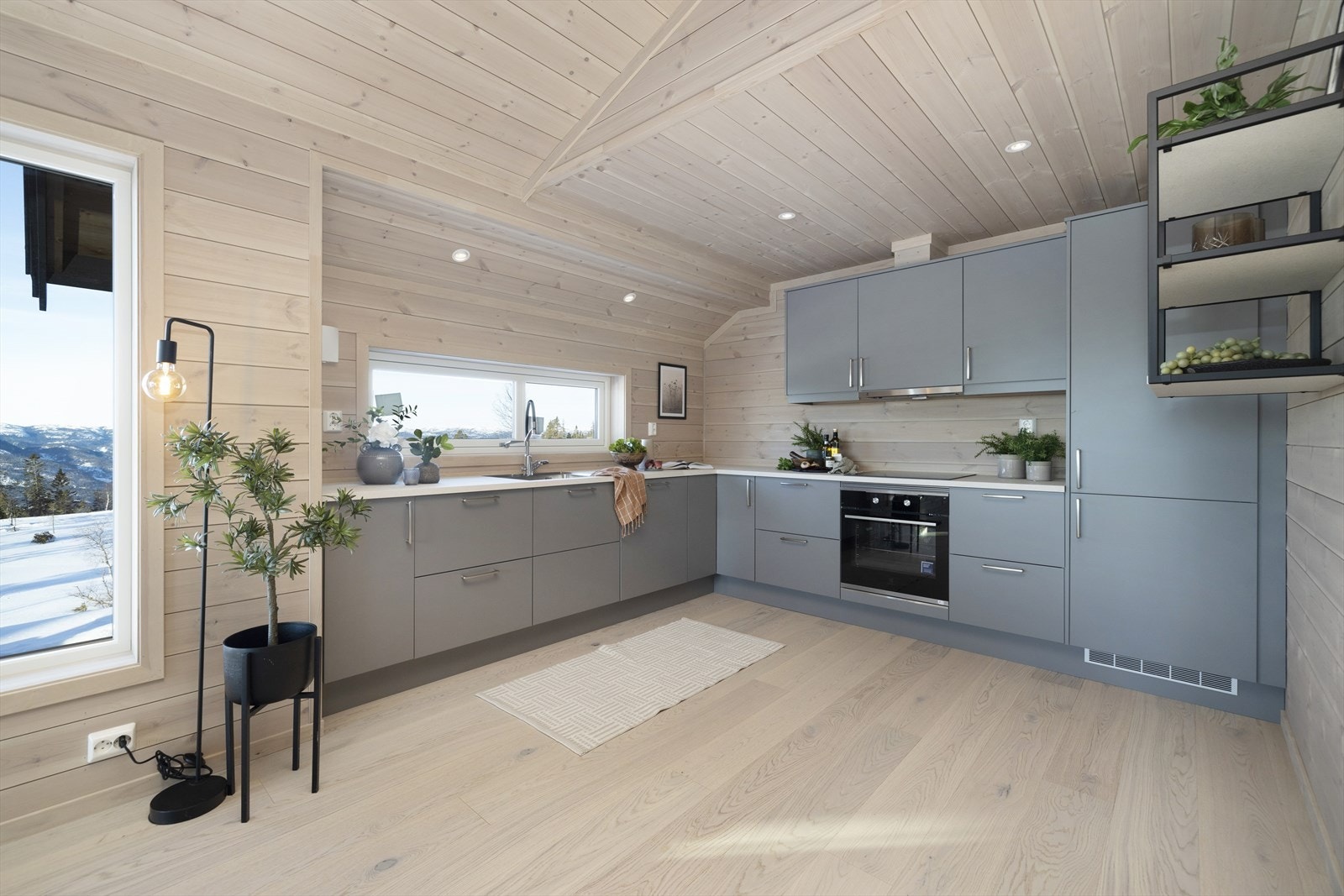 Flott kjøkken fra Sigdal med slette fronter i en delikat varm gråfarge. Galleribilde