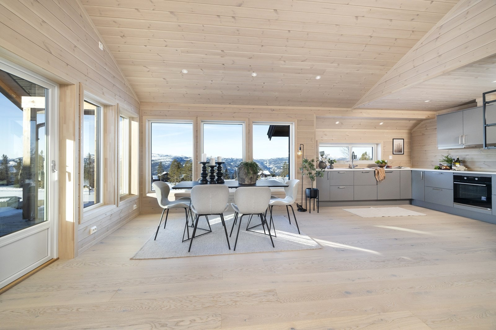 De store vindusflatene slipper inn godt med dagslys. Galleribilde