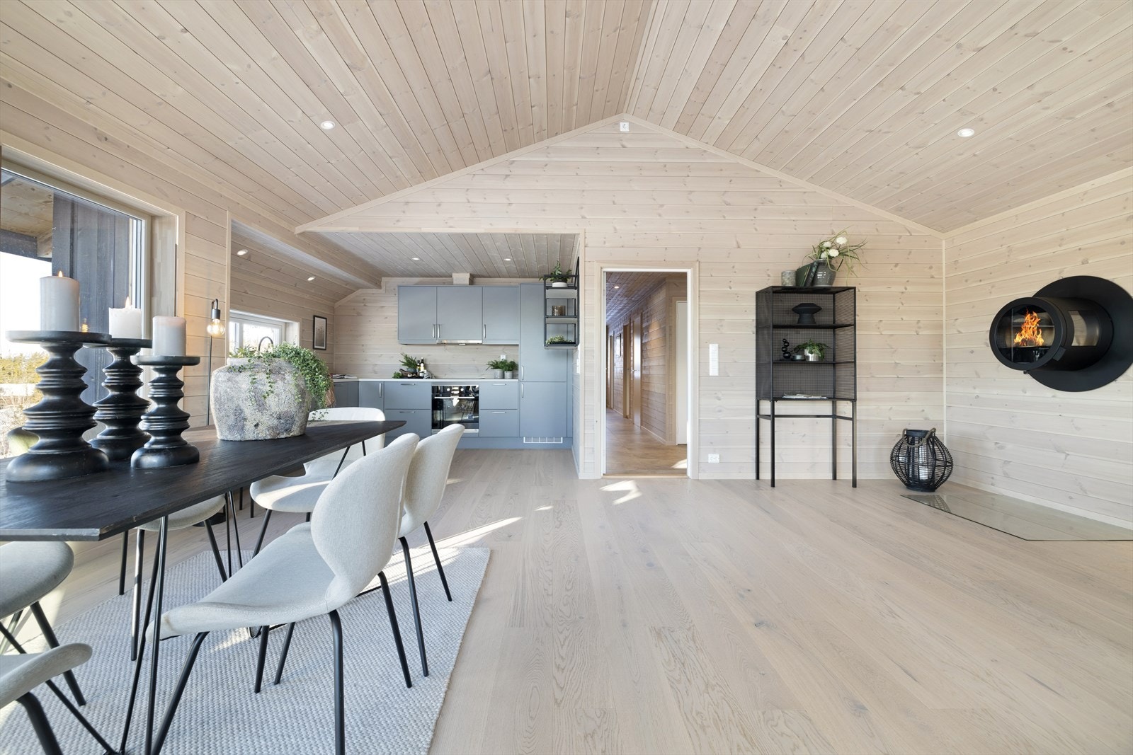 Hytta har åpen stue-/kjøkkenløsning som skaper et sosialt allrom. Galleribilde