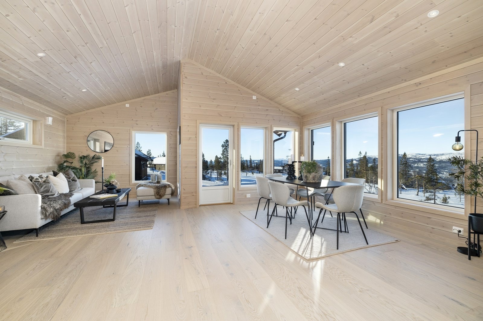 Flott stue med store vindusflater og god takhøyde. Galleribilde