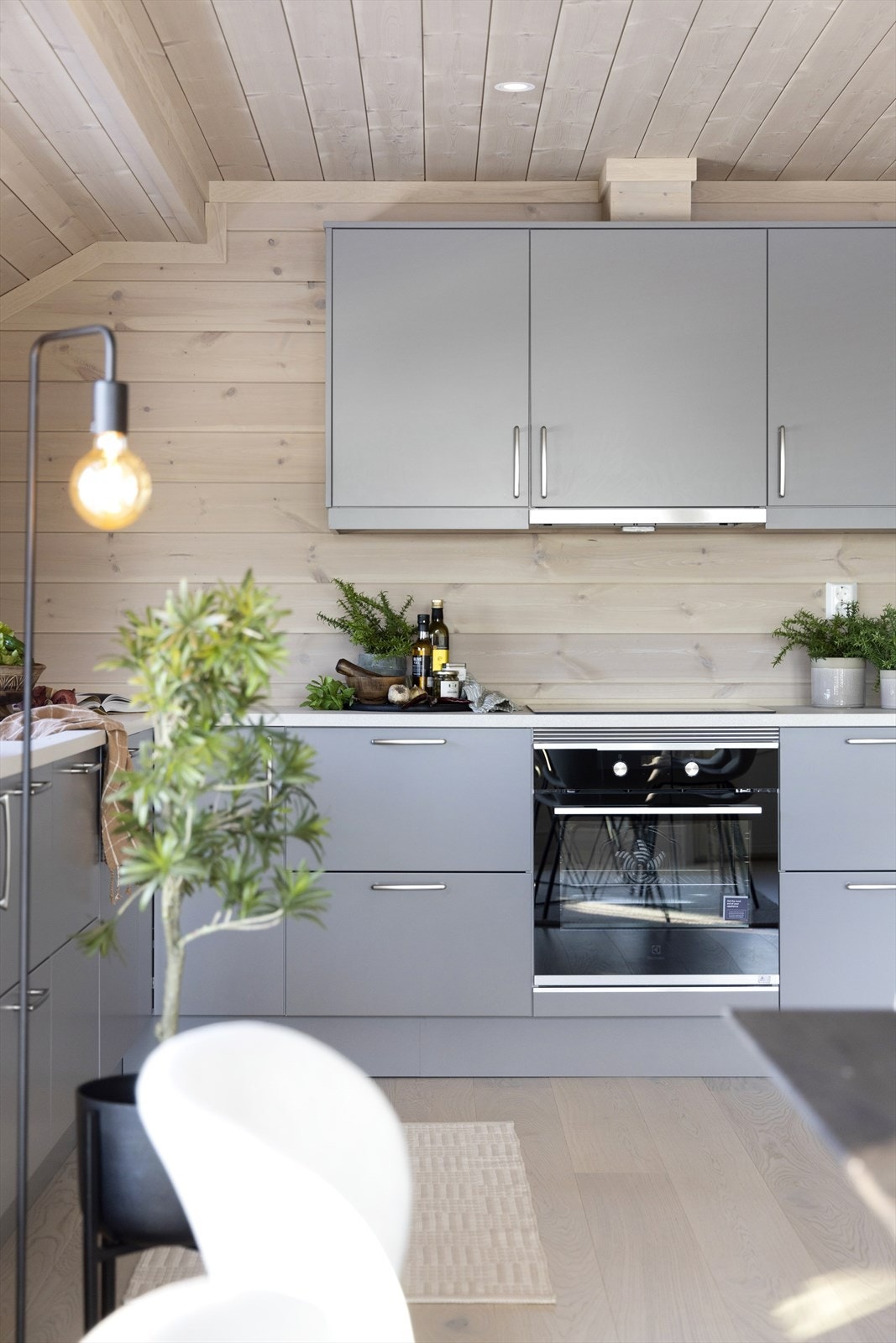 Lekre material- og fargevalg er gjennomgående. Galleribilde