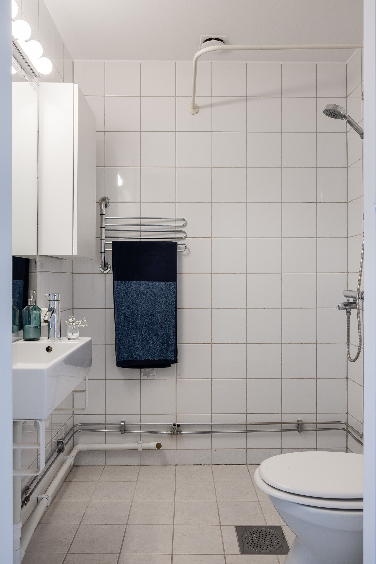 Badet fikk nye gulvfliser i forbindelse med varmekabel i 2017. Galleribilde