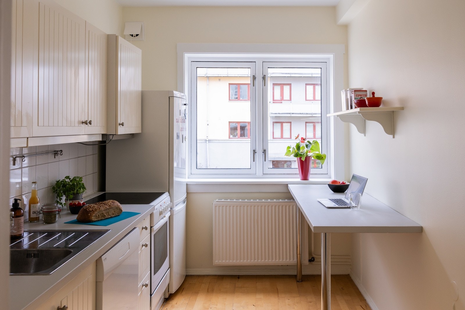 Kjøkkenet er utstyrt med frittstående stekeovn, kjøl/fryseskap og oppvaskmaskin. Galleribilde
