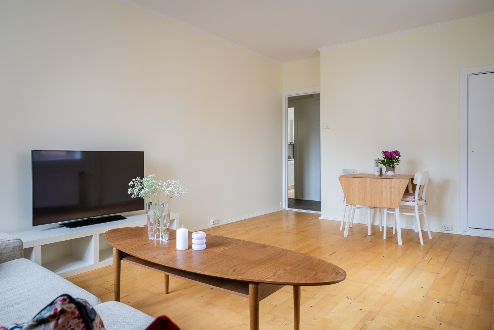 Plass for større spisebord i stue. Galleribilde
