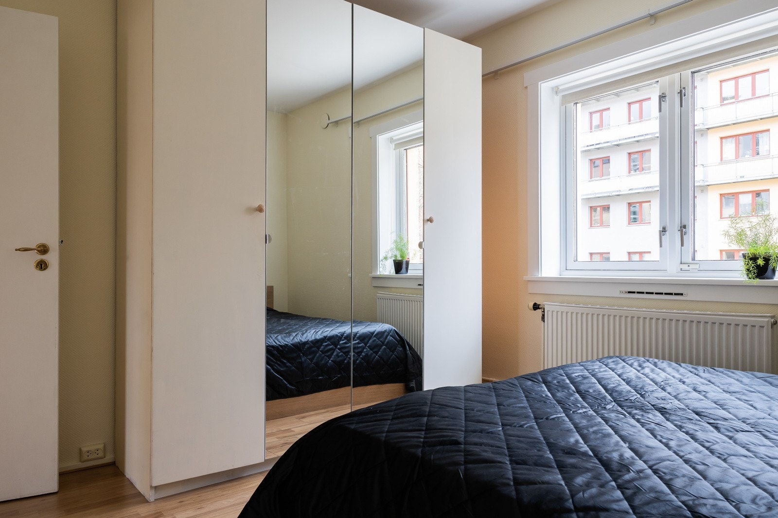 Soverommet har laminat på gulv og strietapet på vegger. Galleribilde