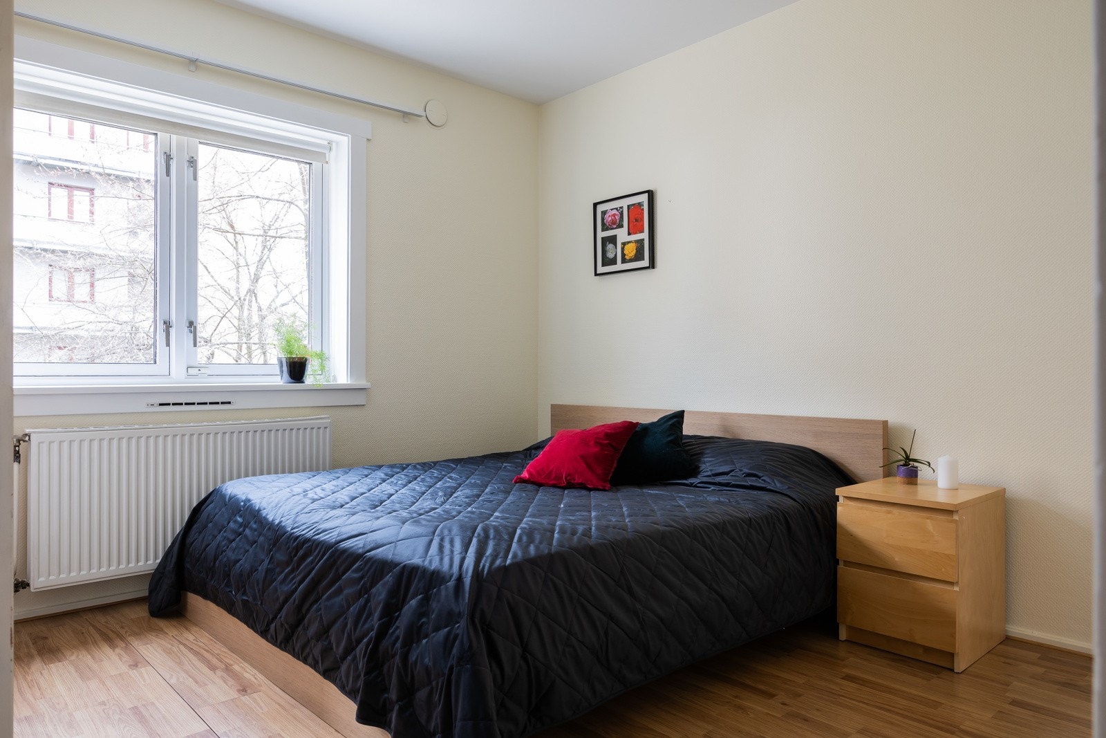 Soverommet har plass til dobbeltseng, nattbord og en romslig garderobe. Galleribilde