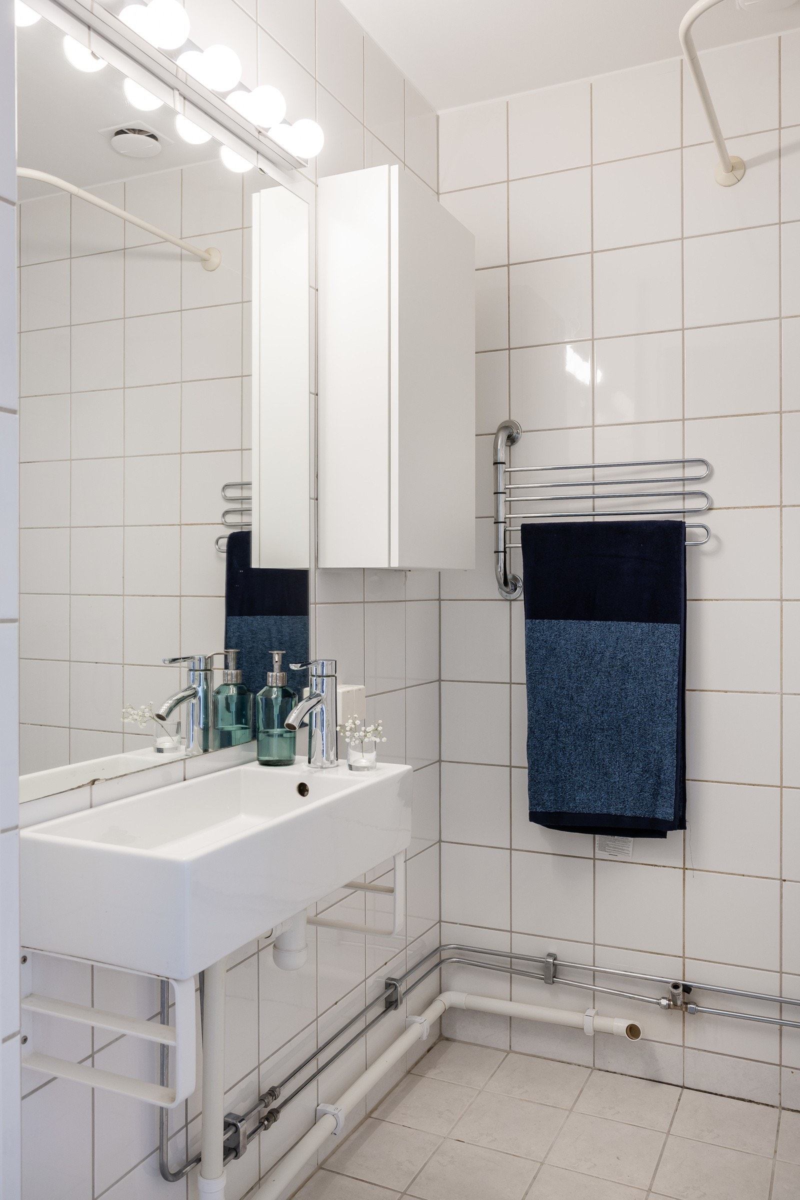 Badet har åpen dusj, gulvstående wc og opplegg for vaskemaskin. Galleribilde