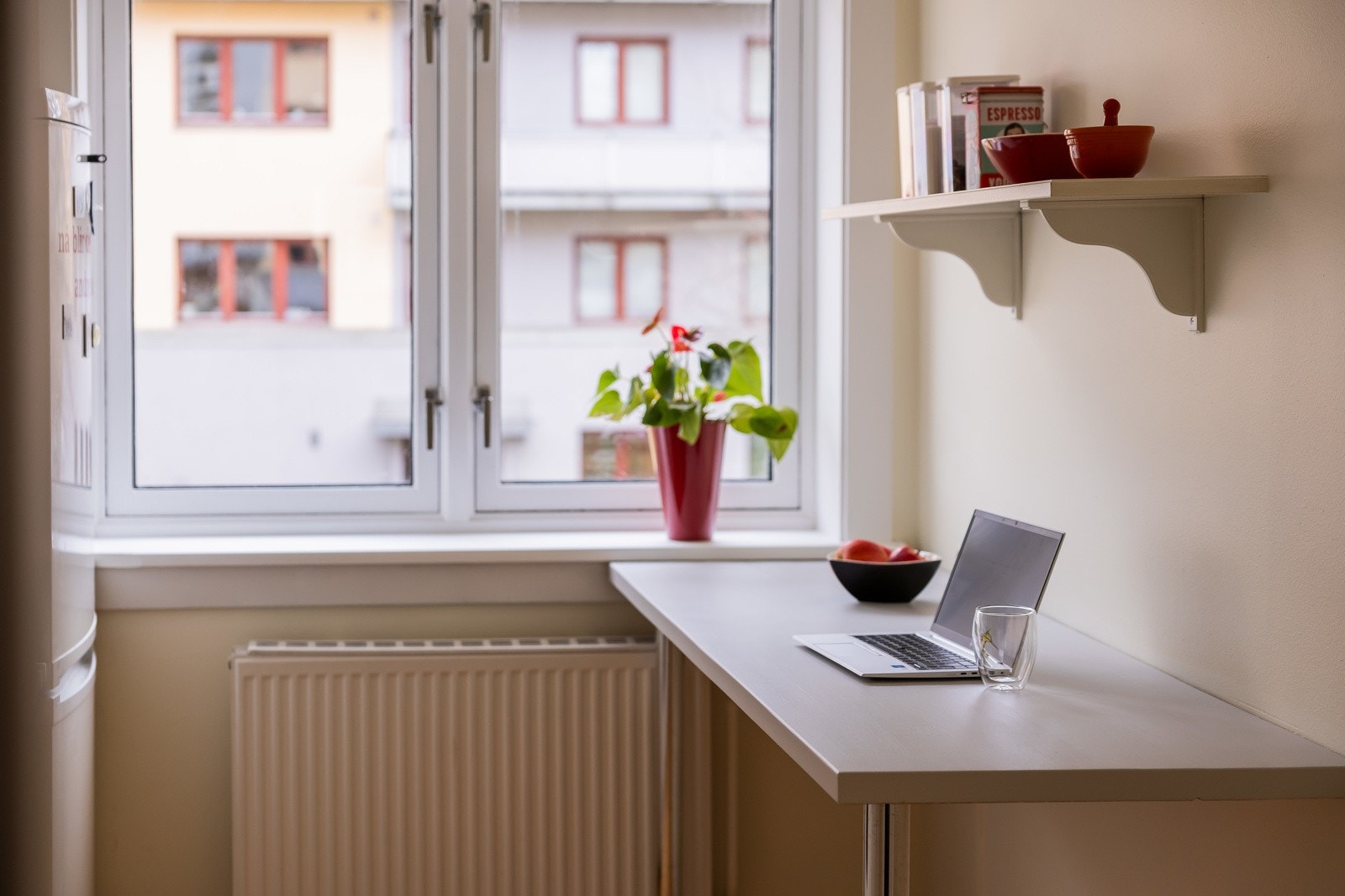 Plass for spisebord eller arbeidshjørne. Galleribilde