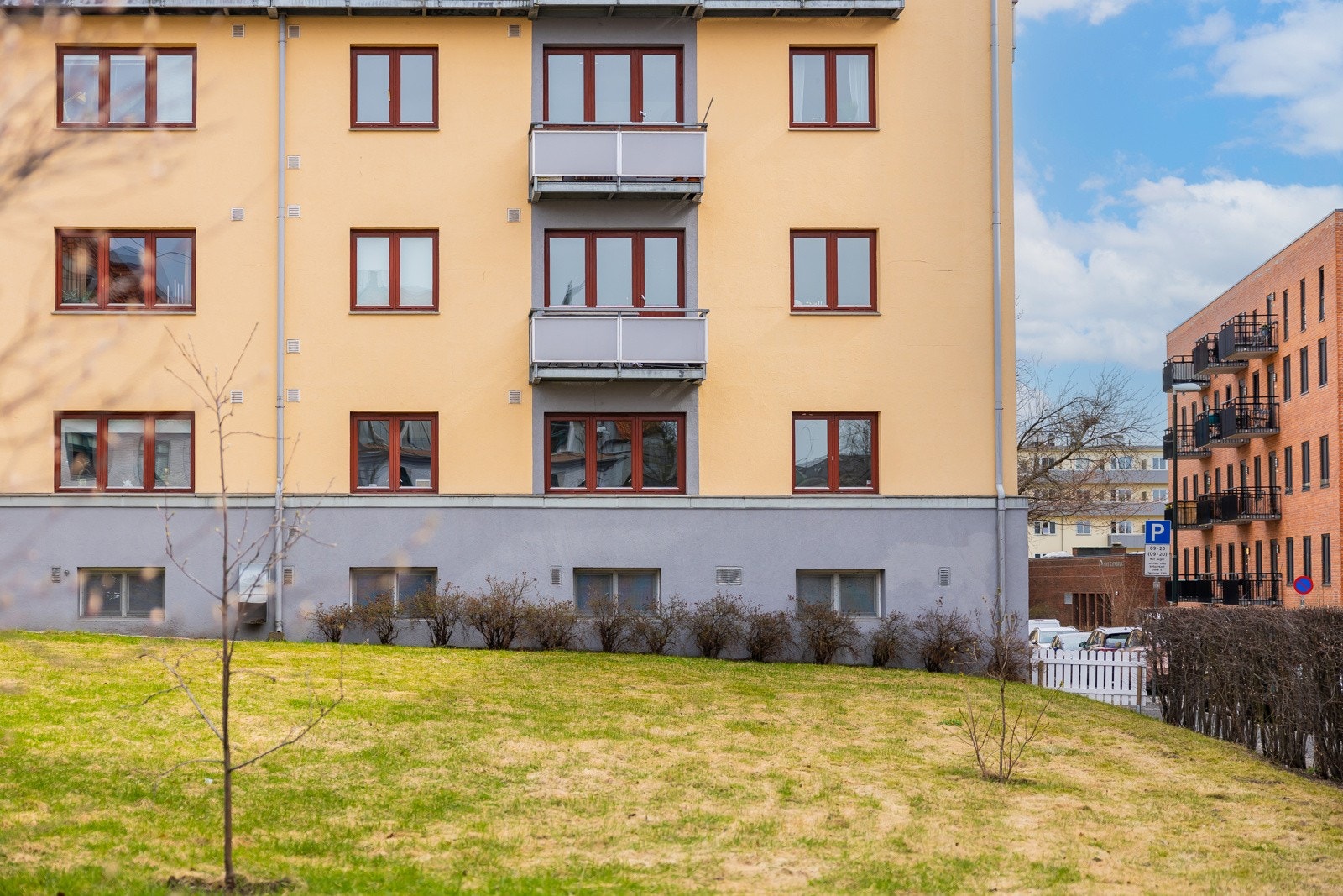 Fasade og stort grøntareal rett utenfor. Galleribilde