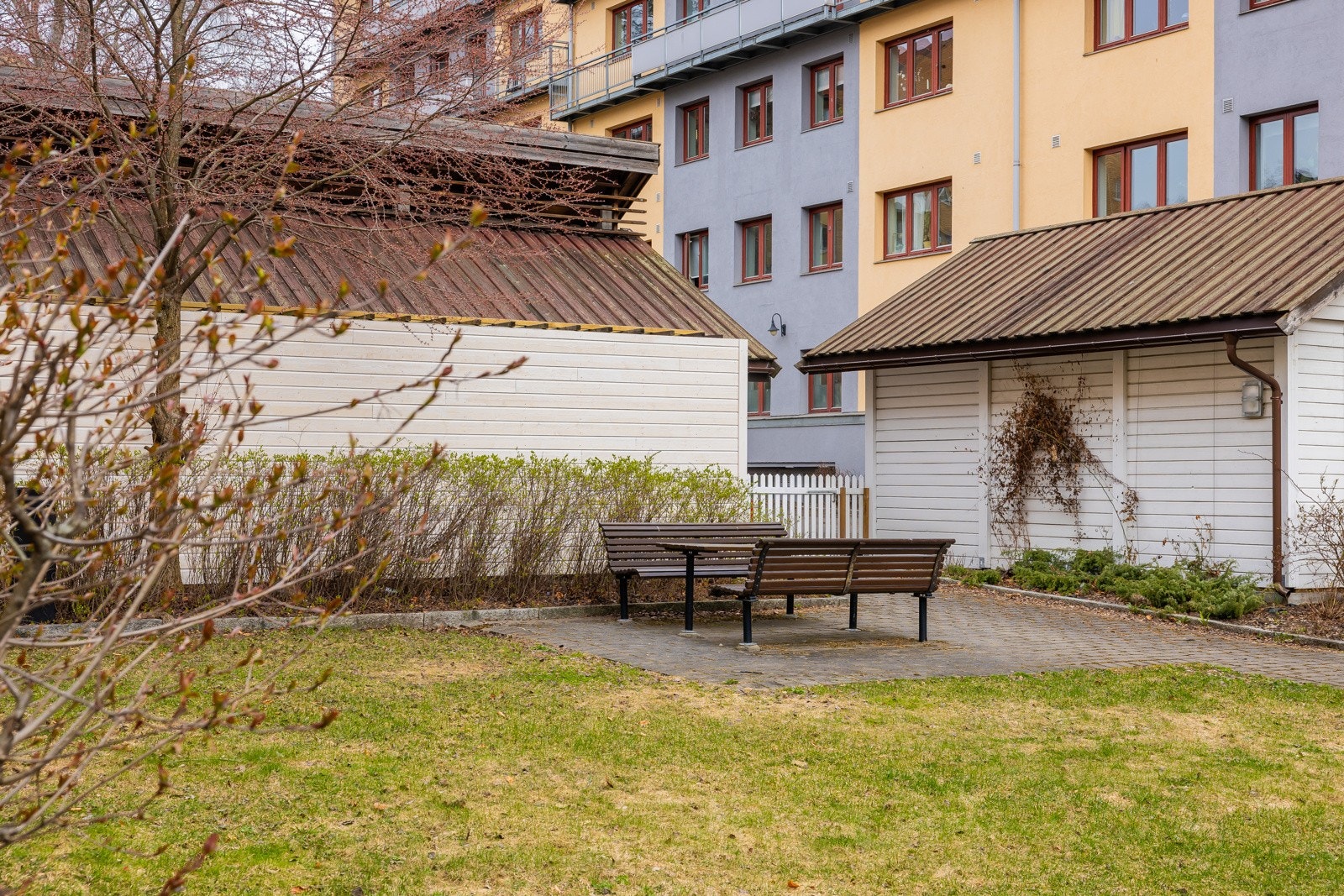 Sittegrupper i borettslaget. Galleribilde