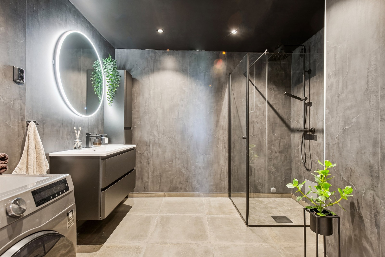 Badet ble pusset opp i 2020 av Hedmark Byggtjenester AS og fremstår som meget delikat og moderne Galleribilde