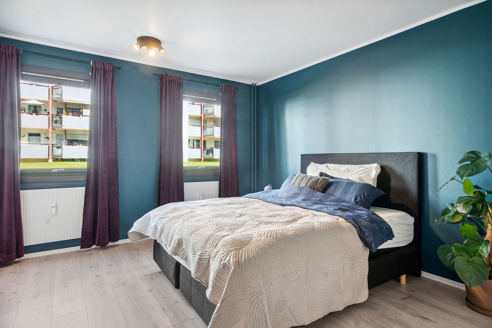 Romslig hovedsoverom med store vindusflater for godt dagslys. Galleribilde