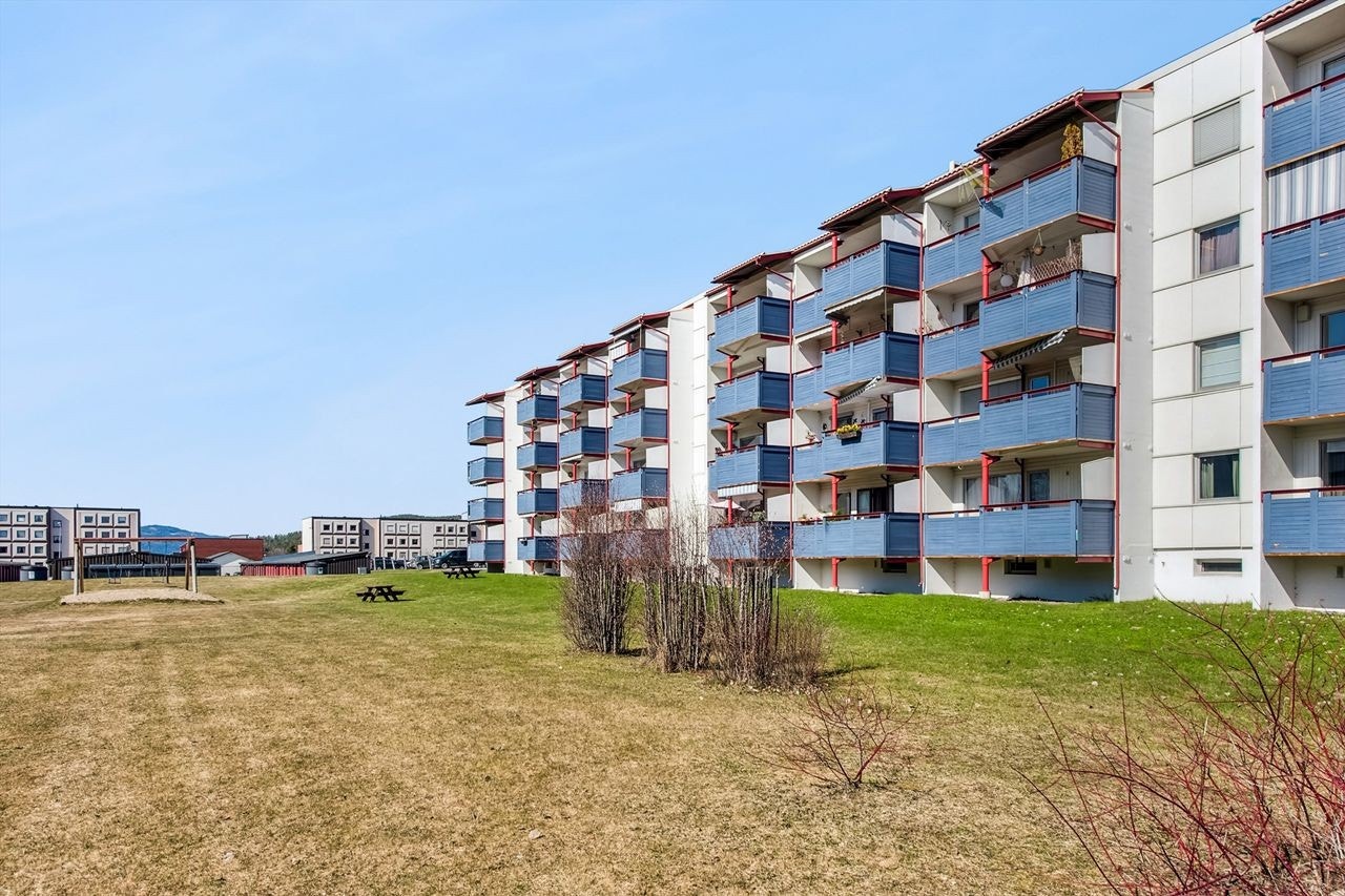 Leiligheten ligger i en høy 1. etasje med balkong, i et etablert, barnevennlig område med grønne fellesarealer. Galleribilde