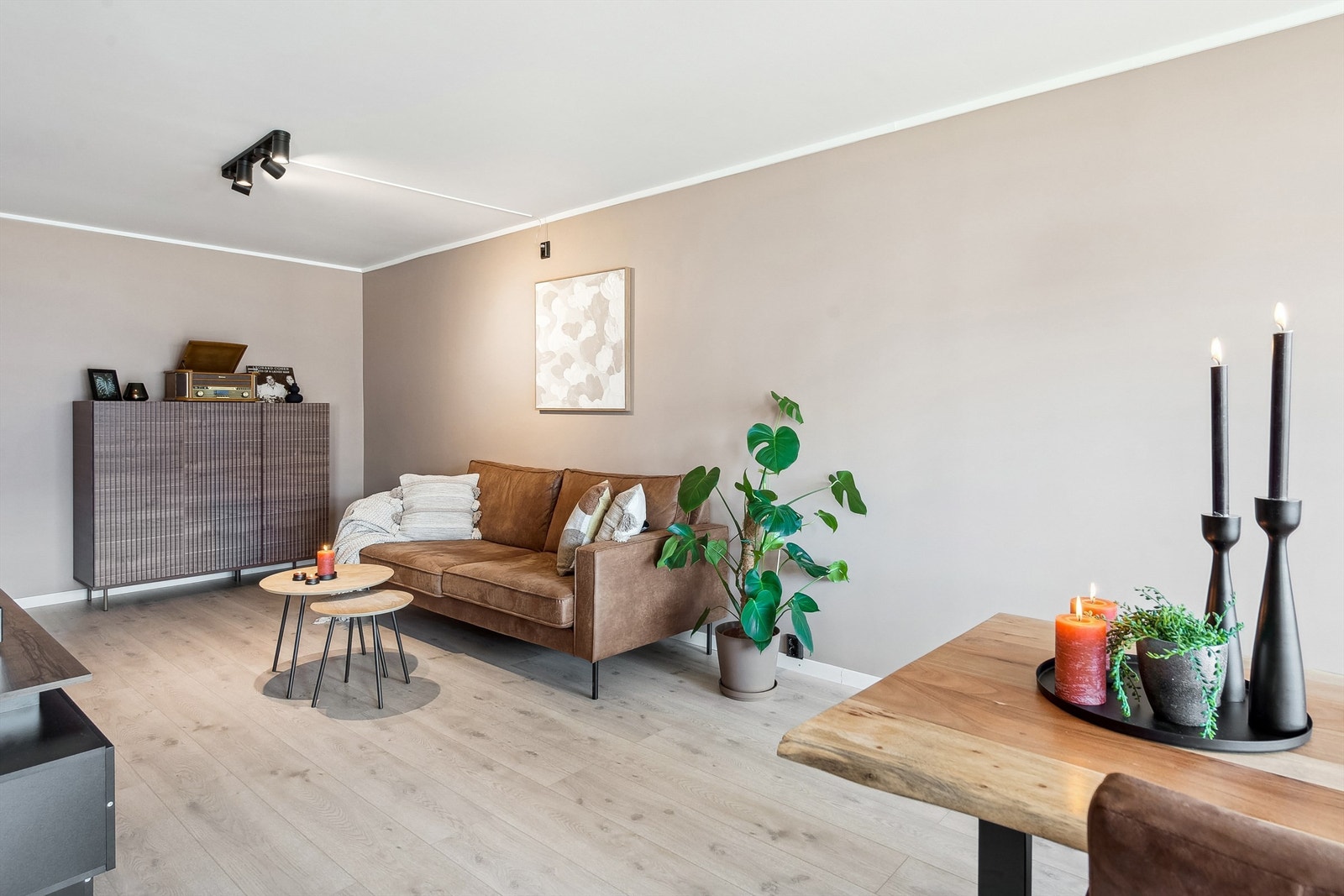 Lys og moderne stue med lun fargepalett og plass til så vel sittegruppe som spisebord. Galleribilde