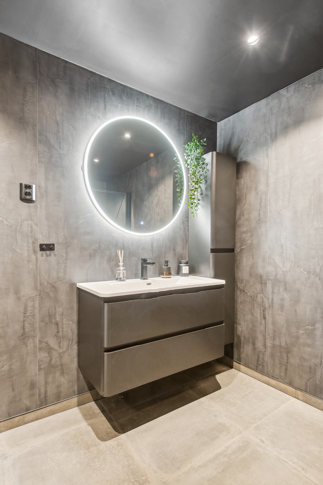 Moderne bad med elegant, opplyst speil og oppbevaringsløsninger i stilrent design. Galleribilde