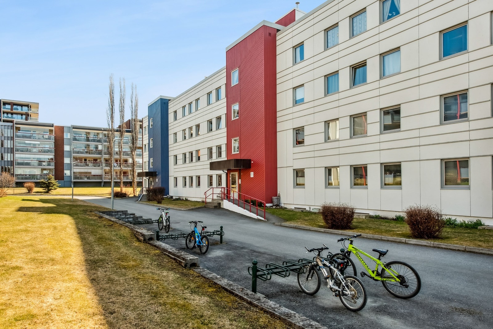 Dette er et velholdt borettslaget hvor det er sykkelparkering, muligheter for garasje (venteliste) og store grøntarealer, i et fredelig nabolag. Galleribilde