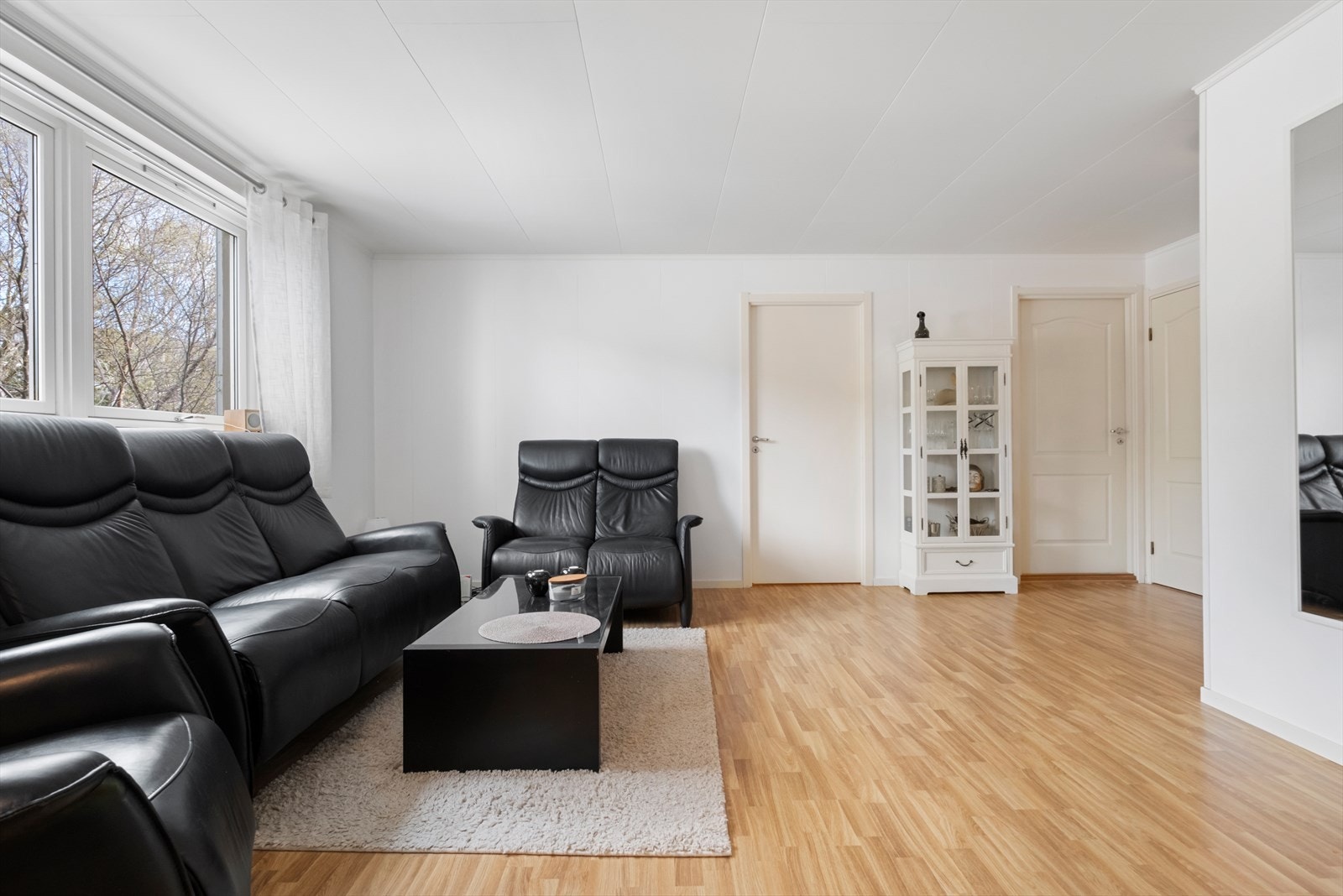 Romslig stue- og kjøkkenløsning Galleribilde