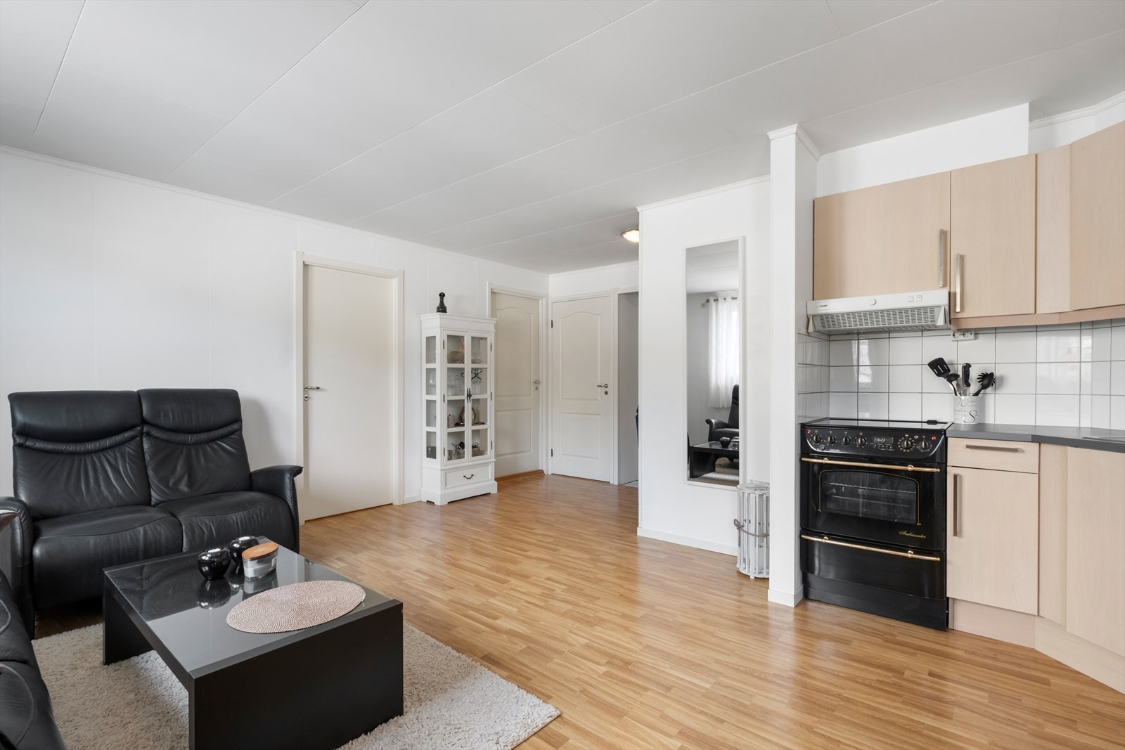 Romslig stue- og kjøkkenløsning Galleribilde