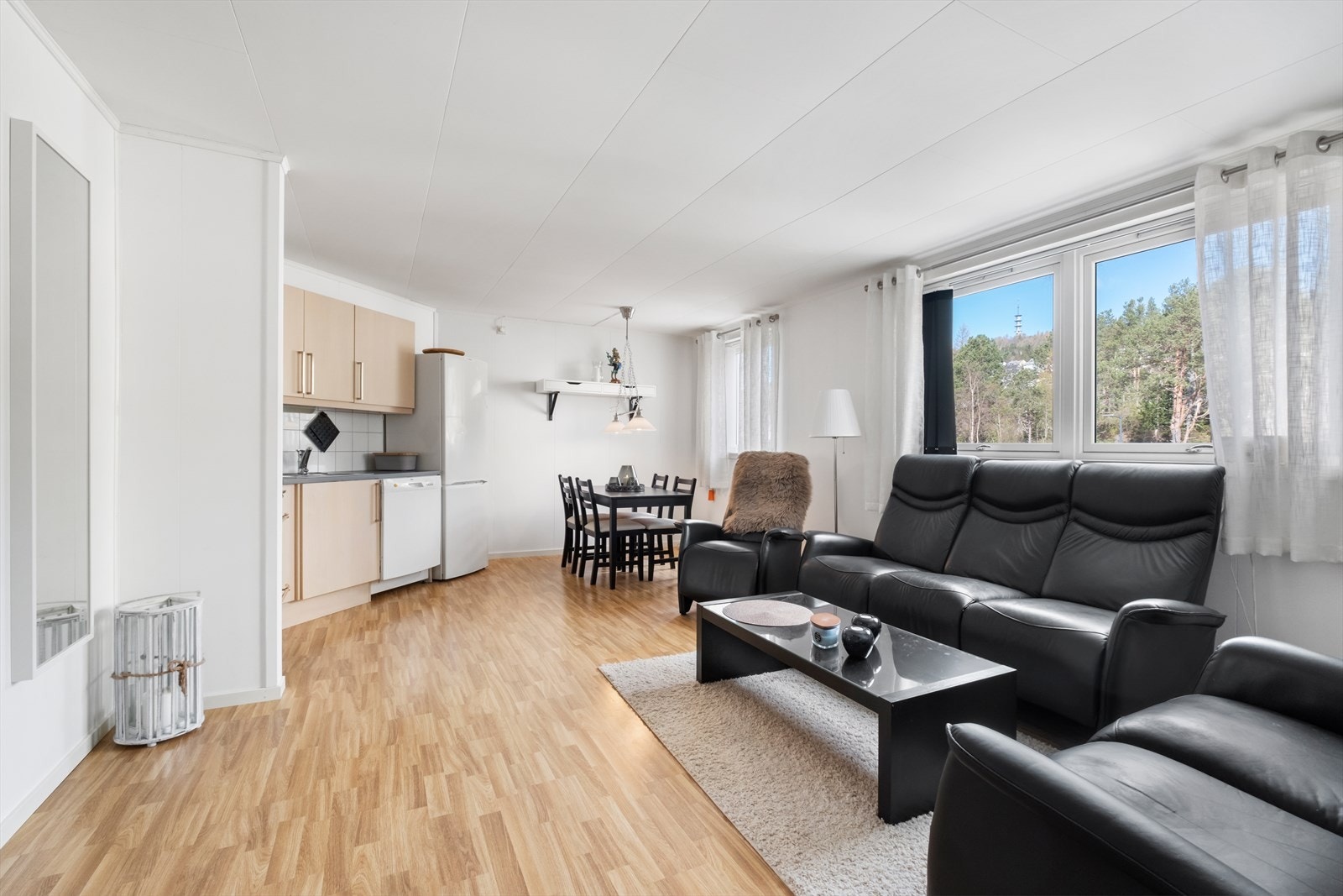 Romslig stue- og kjøkkenløsning Galleribilde