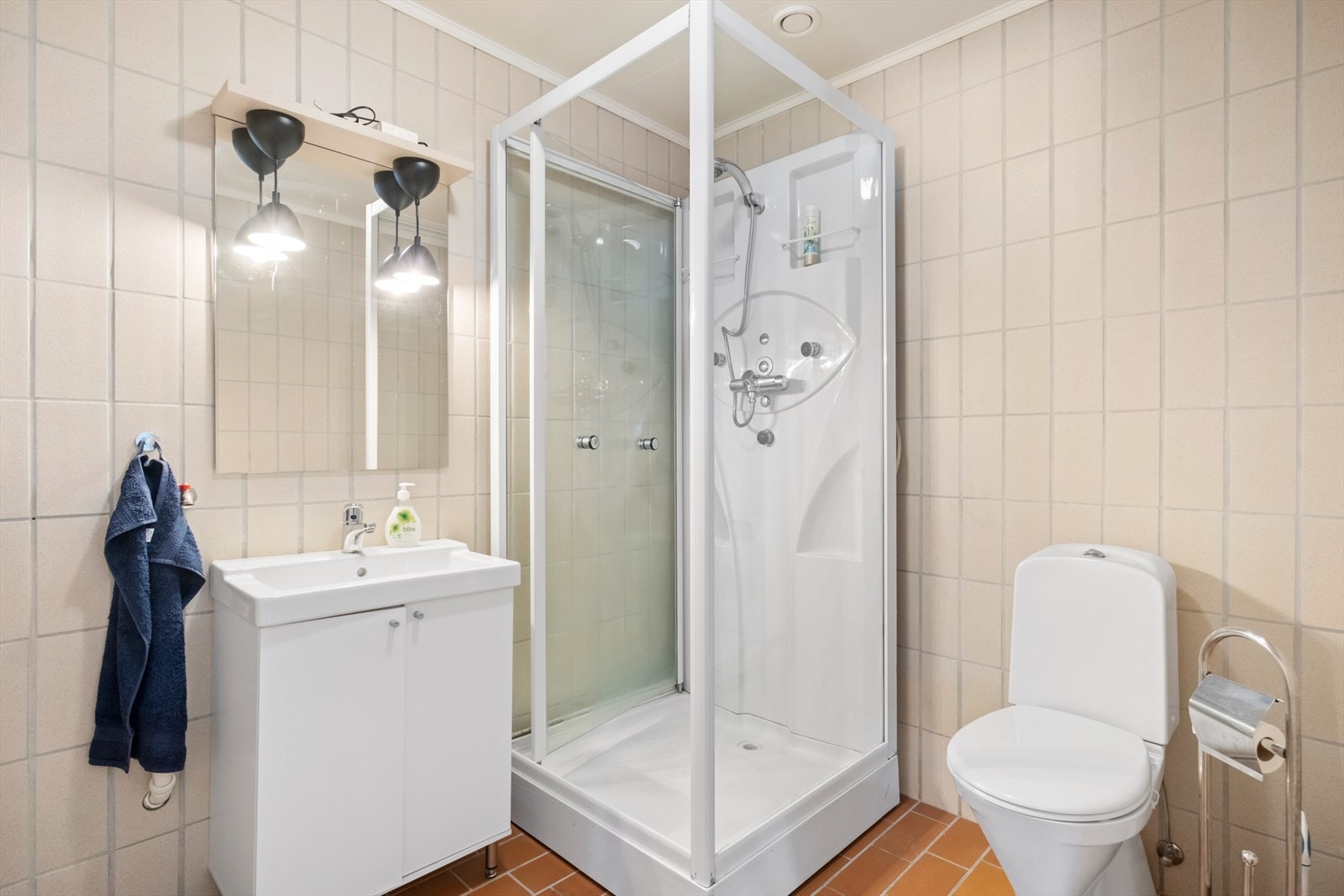 Bad med fliser på gulv og vegg. Nyere dusjkabinett Galleribilde