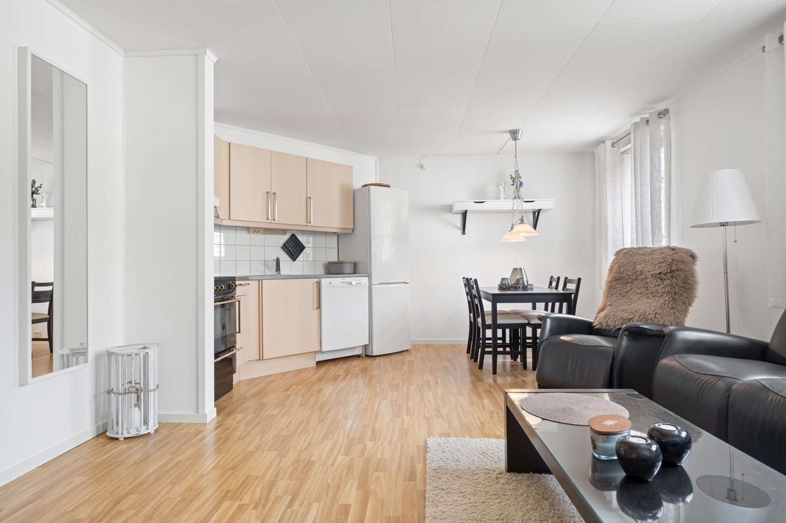 Romslig stue- og kjøkkenløsning Galleribilde